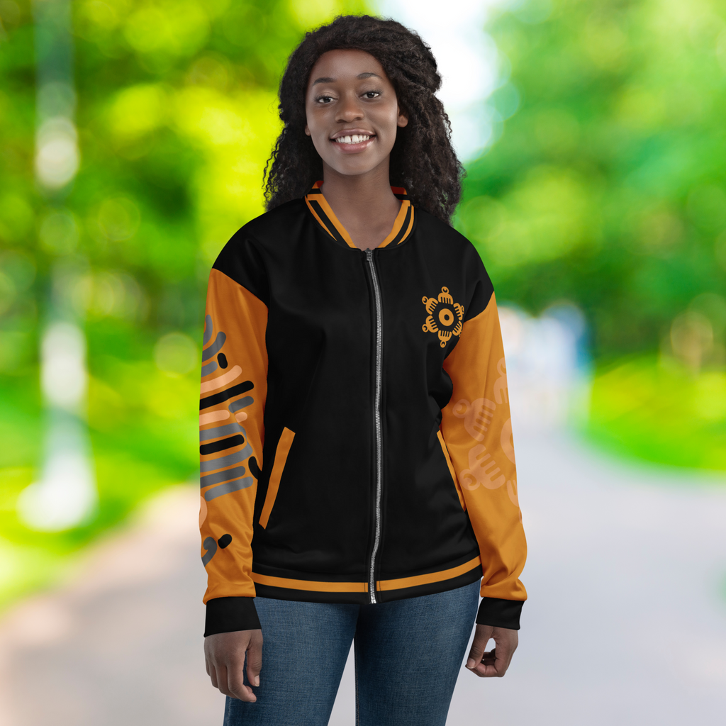 Das weibliche Model zeigt in sich in der öffentlichkeit die "Black Beauty" Jacke in der Vorderansicht. By Just a Girl.