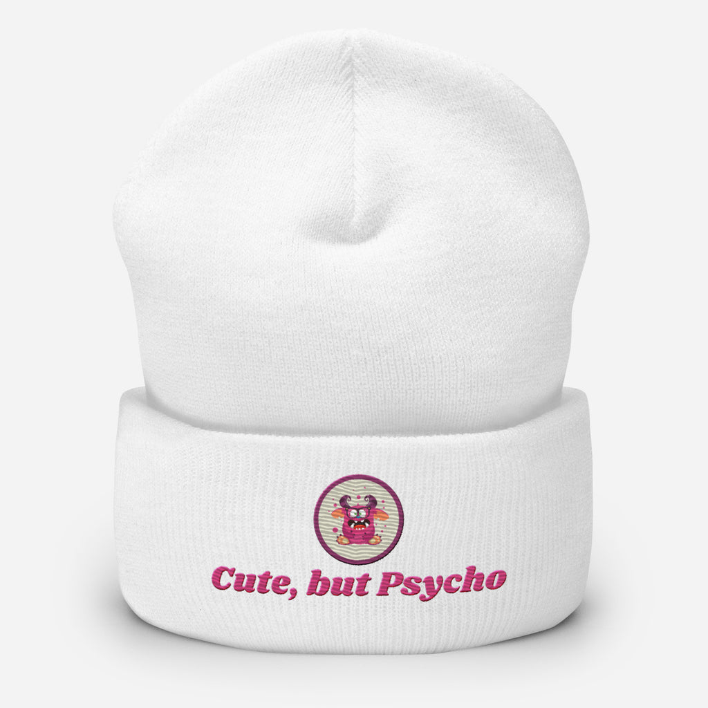 Eine weiße Cuffed Beanie mit aufgesticktem pinken monster gesicht in einem runden lila Rahmen auf der Vorderseite und "Cute but Psycho" Schrift darunter. Designed, by Just a Girl.