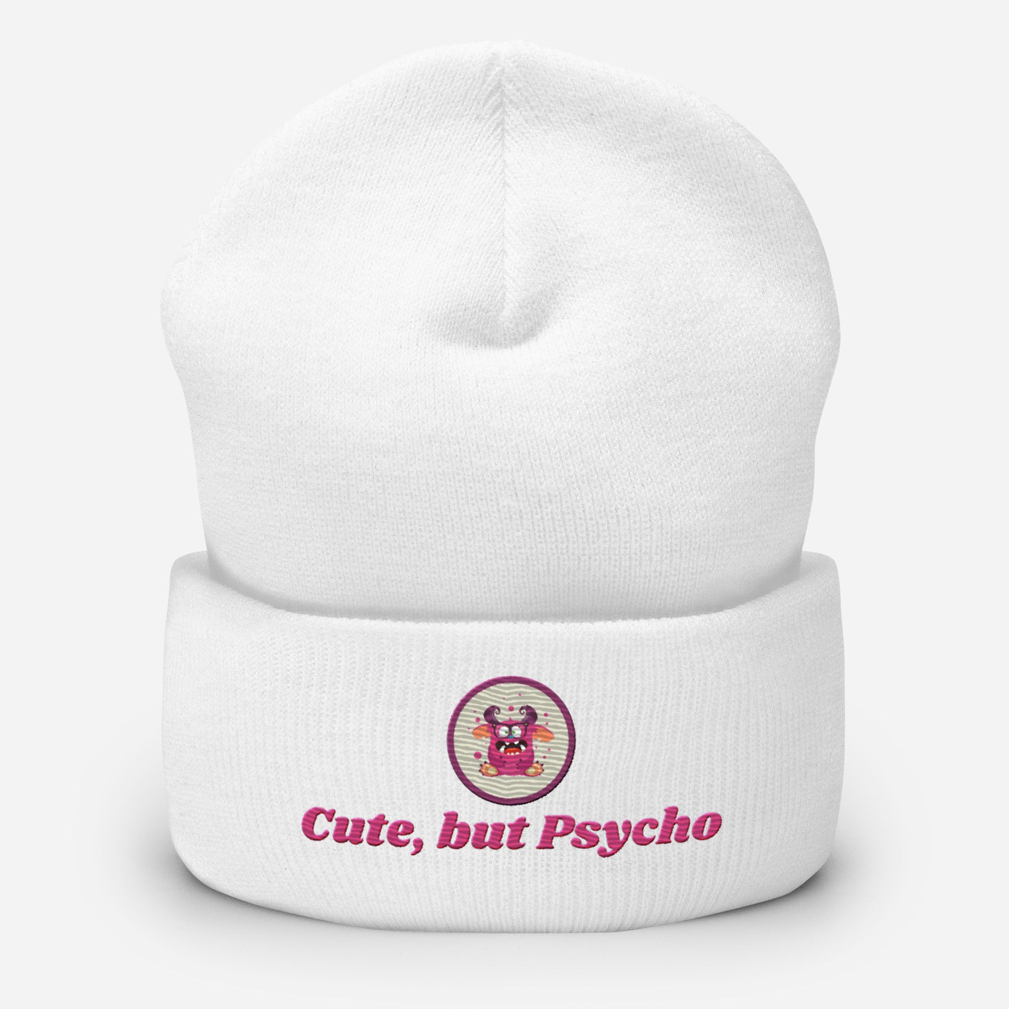 Eine weiße Cuffed Beanie mit aufgesticktem pinken monster gesicht in einem runden lila Rahmen auf der Vorderseite und "Cute but Psycho" Schrift darunter. Designed, by Just a Girl.