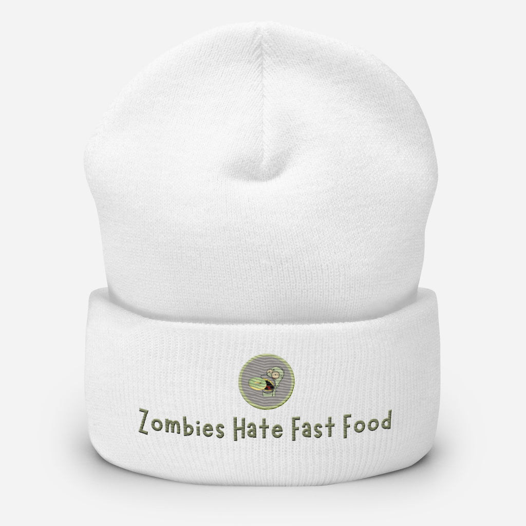 Ein weißes Cuffed Beanie mit aufgesticktem Patch von Homer und einem Donut mit einem grau-salbei farbenen Rahmen sowie einen Schriftzug darunter mit dem Satz "Zombies Hate Fast Food!" auf der Vorderseite. Designed, by Just a Girl.