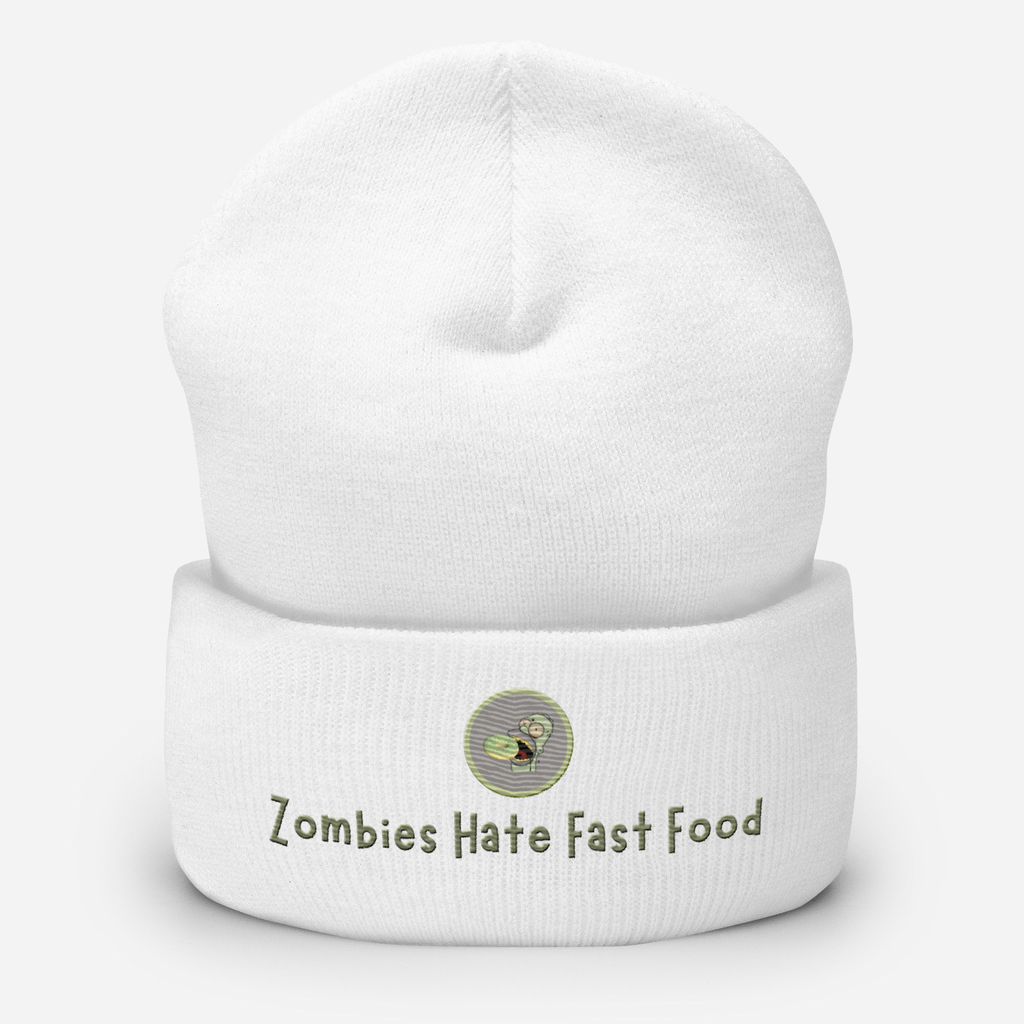 Ein weißes Cuffed Beanie mit aufgesticktem Patch von Homer und einem Donut mit einem grau-salbei farbenen Rahmen sowie einen Schriftzug darunter mit dem Satz "Zombies Hate Fast Food!" auf der Vorderseite. Designed, by Just a Girl.