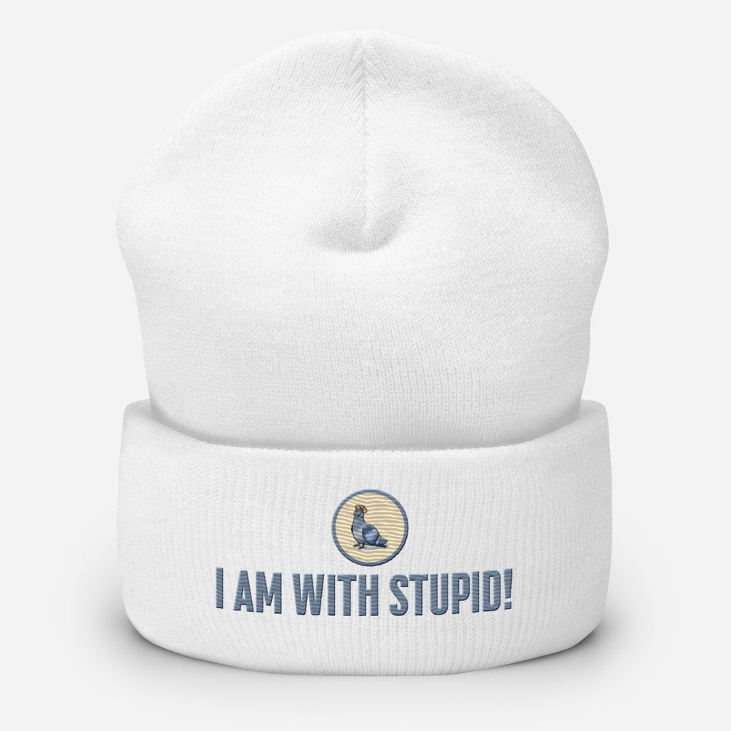 Eine weiße Cuffed Beanie mit aufgesticktem Patch als Taube mit einem runden beige-grauen Rahmen auf der Vorderseite. Darunter ein Schriftzug mit Grossgeschriebenen Buchstaben "I Am with Stupid!" Designed, by Just a Girl.