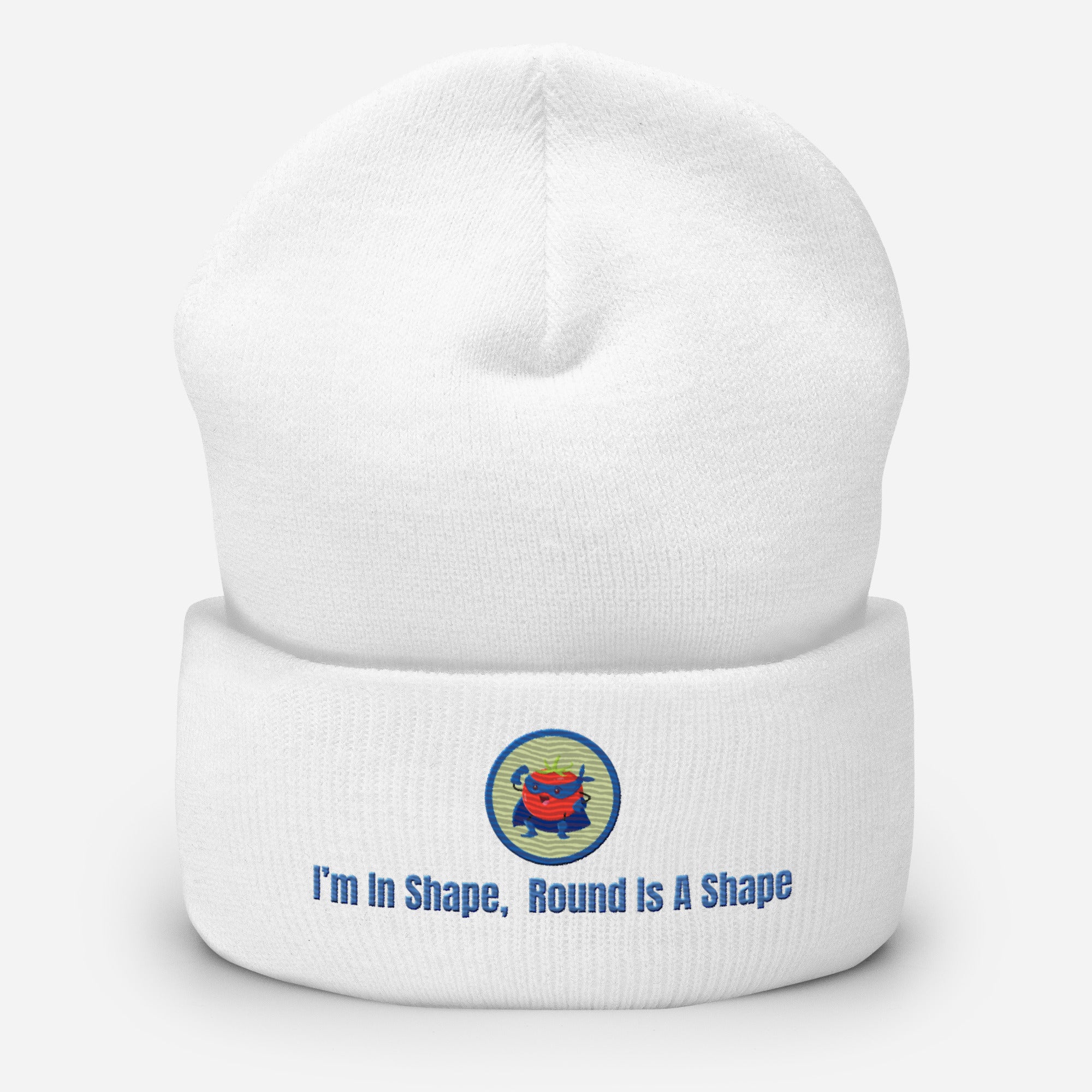 Ein weißes Cuffed Beanie mit einem aufgesticktem Patch eines Tomaten Superhleden (Cartoon) in einem Runden blau-salbeigrünem Rahmen sowie einen schlichten Schriftzug darunter der lautet: "I´m in Shape, Round is A Shape!" auf der Vorderseite. Designed, by Just a Girl.