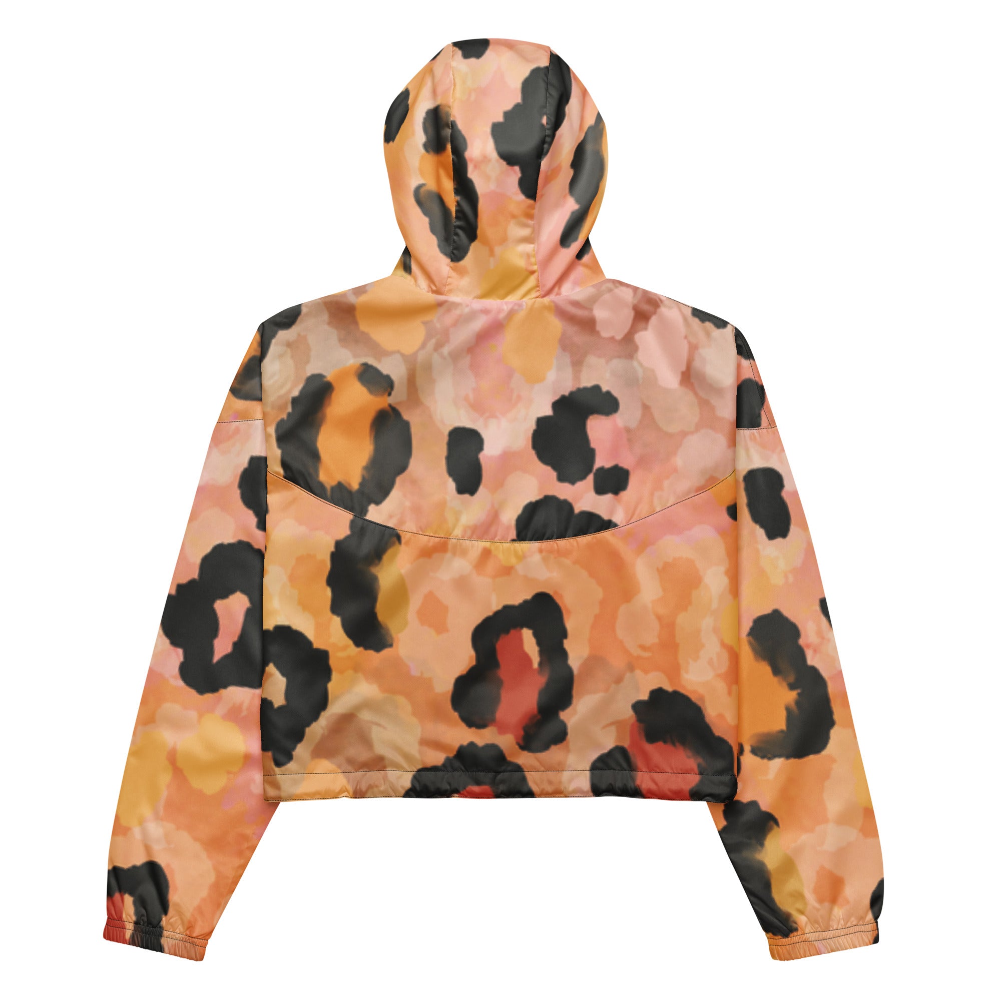 Ein Damen Cropped Windbreaker mit einem abstrakten Leopardenmuster in Orange-, Rosa- und Schwarztönen. Die Jacke hat eine Kapuze, einen halben Reißverschluss mit schwarzen Kordeln und einen verstellbaren Saum. Mockup Jacken Rückenansicht. By Just a Girl.