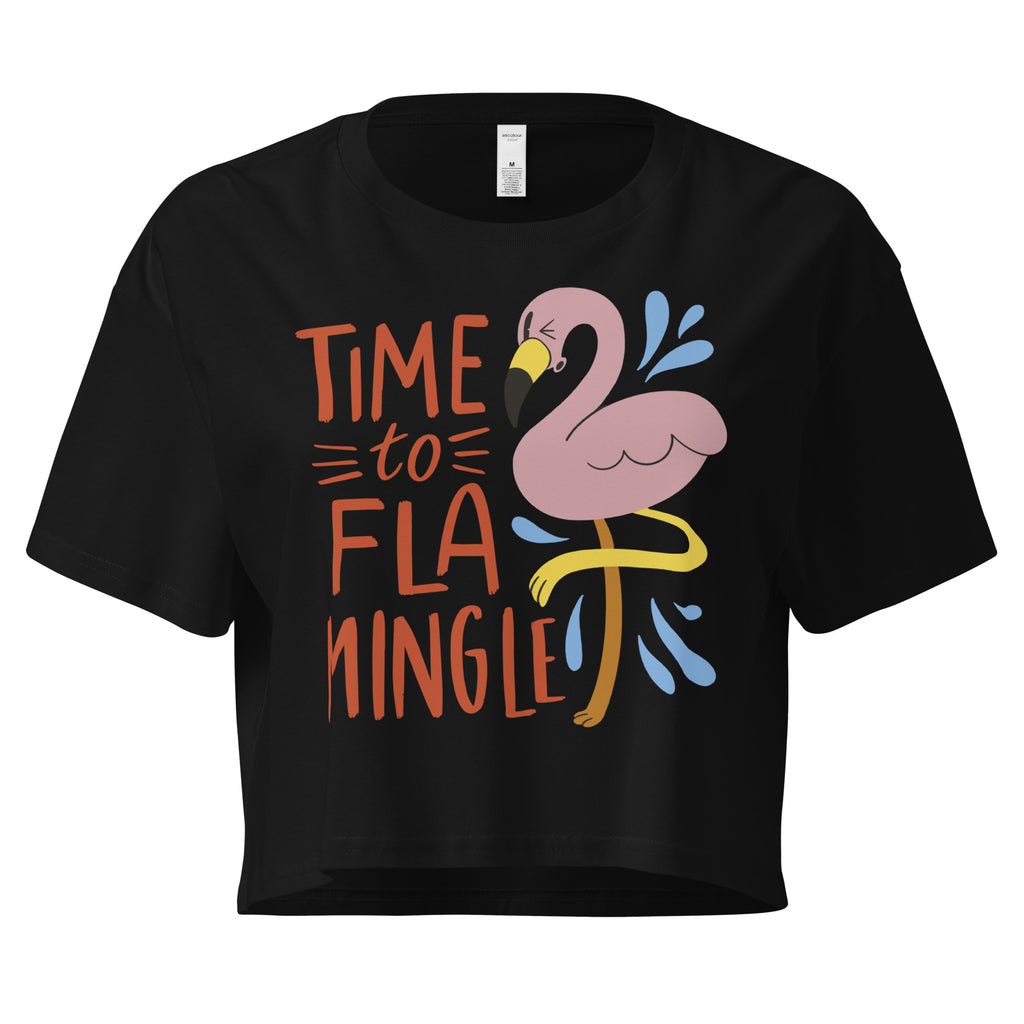 Ein  schwarzes farbenes kurz geschnittenes Damen-T-Shirt (Crop Top) mit einer Illustration eines rosa Flamingos mit gelbem Bein und kleinen blauen Wasserspritzern. Daneben steht der Text "TIME TO FLA MINGLE" in einem verspielten, handgeschriebenen Stil in Orange und Rot.