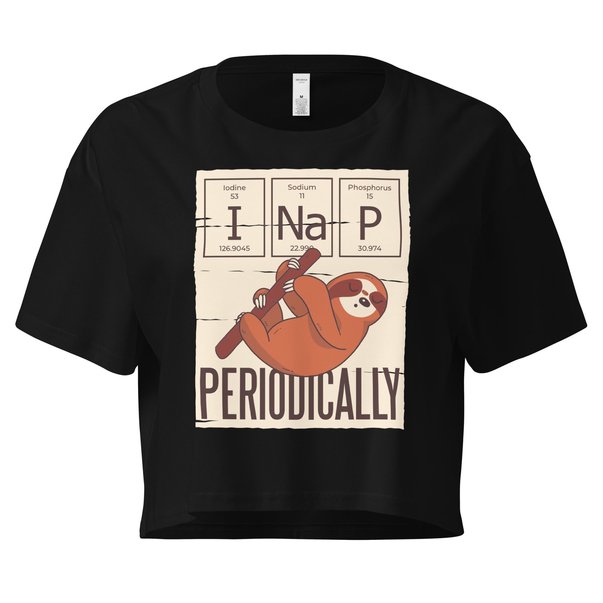 Ein schwarzes kurz geschnittenes Damen-T-Shirt (Crop Top) mit einer Illustration eines Faultiers, das an einem Ast hängt. Darüber befinden sich drei Felder im Stil des Periodensystems der Elemente mit den Symbolen "I" (Iodine), "Na" (Sodium) und "P" (Phosphorus), die zusammen "I Na P" bilden. Unter dem Faultier steht das Wort "PERIODICALLY". Der Hintergrund des Motivs ist hellbeige.