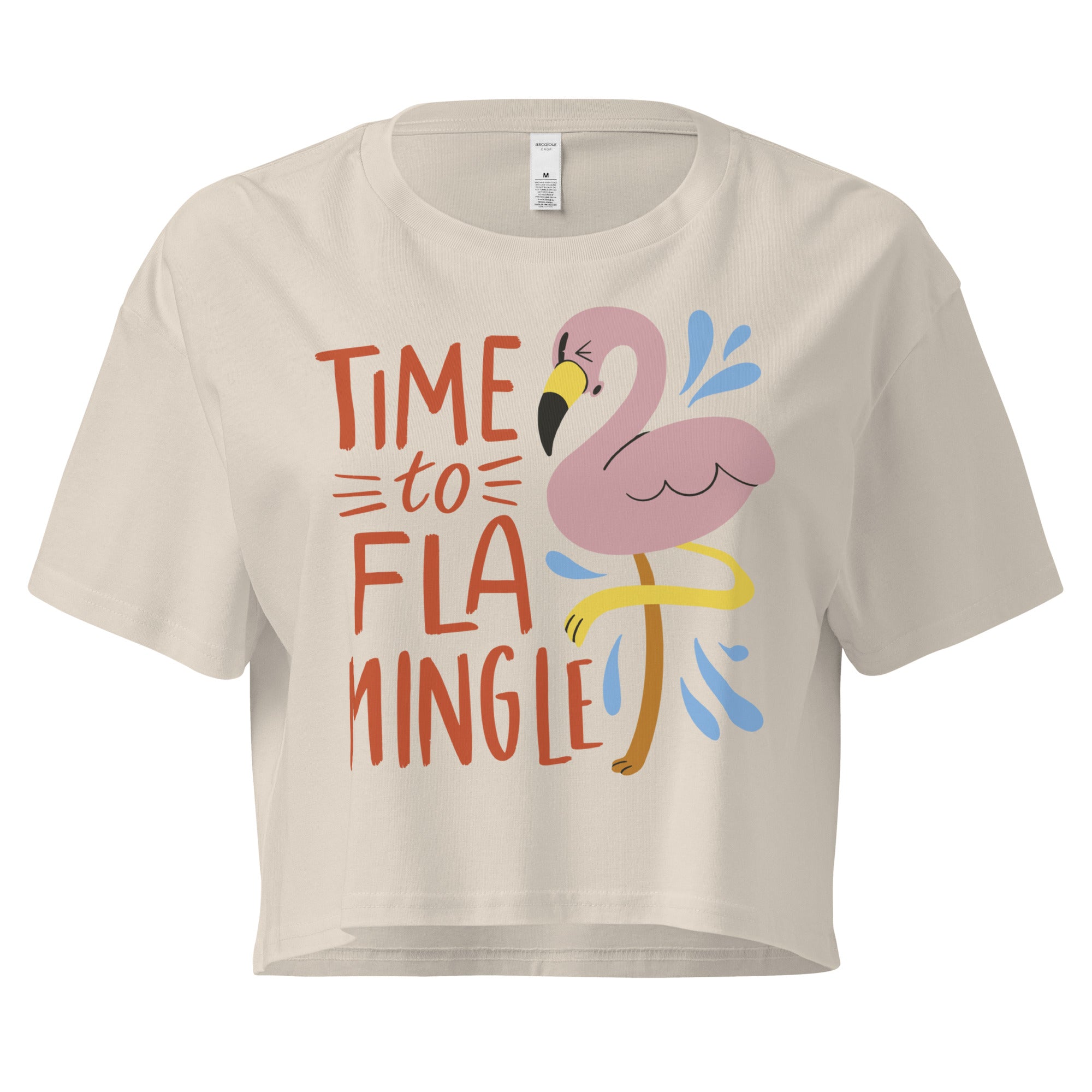 Ein  bone farbenes kurz geschnittenes Damen-T-Shirt (Crop Top) mit einer Illustration eines rosa Flamingos mit gelbem Bein und kleinen blauen Wasserspritzern. Daneben steht der Text "TIME TO FLA MINGLE" in einem verspielten, handgeschriebenen Stil in Orange und Rot.