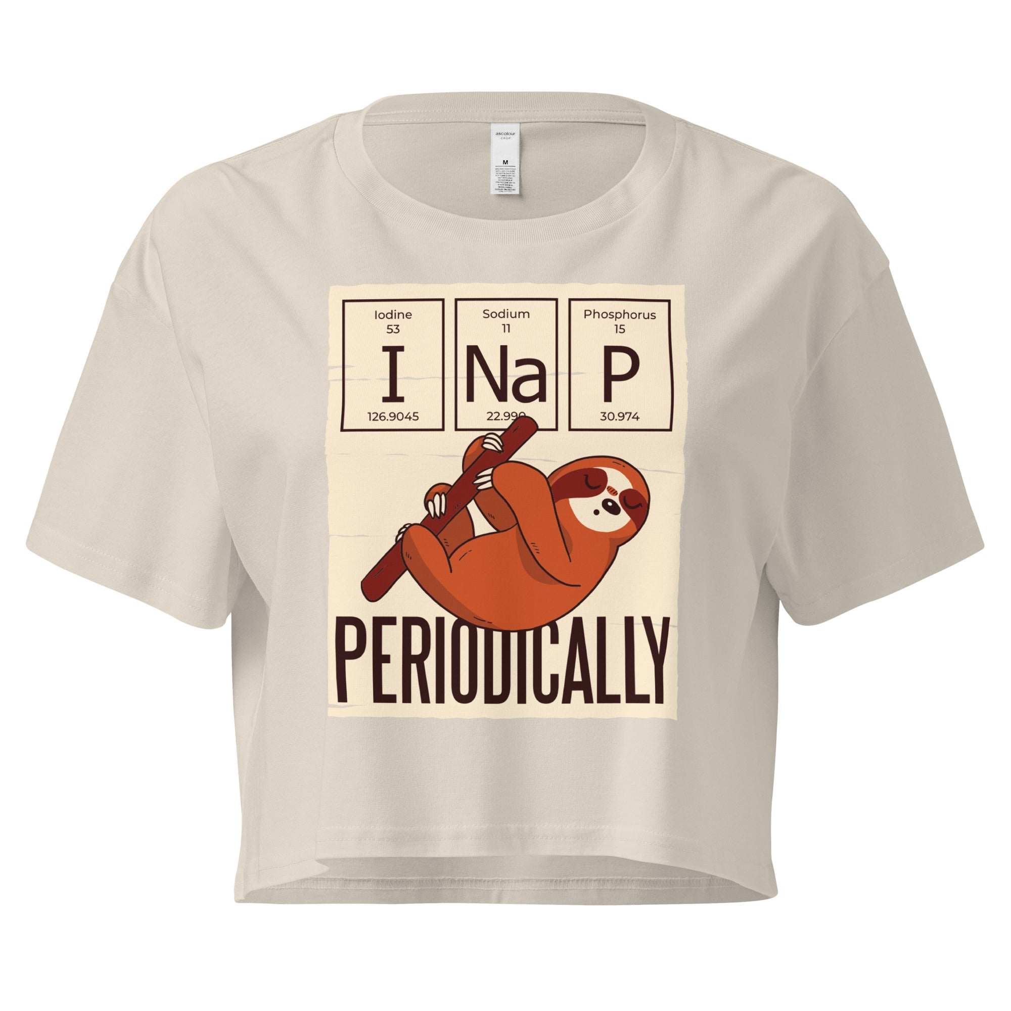 Ein bone oder beige farbenes kurz geschnittenes Damen-T-Shirt (Crop Top) mit einer Illustration eines Faultiers, das an einem Ast hängt. Darüber befinden sich drei Felder im Stil des Periodensystems der Elemente mit den Symbolen "I" (Iodine), "Na" (Sodium) und "P" (Phosphorus), die zusammen "I Na P" bilden. Unter dem Faultier steht das Wort "PERIODICALLY". Der Hintergrund des Motivs ist hellbeige.
