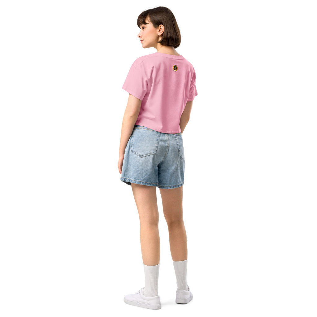 Ein "Bubblegum-Pink" farbenes, kurz geschnittenes Damen-T-Shirt (Crop Top) mit dem Text "i do MARATHONS on NETFLIX" auf der Vorderseite. Der Text "i do" und "on" ist in Pink, "MARATHONS" in Schwarz auf einem schwarzen Balken, und "NETFLIX" ebenfalls in Schwarz, umgeben von kleinen schwarzen Herzen und floralen Ranken.