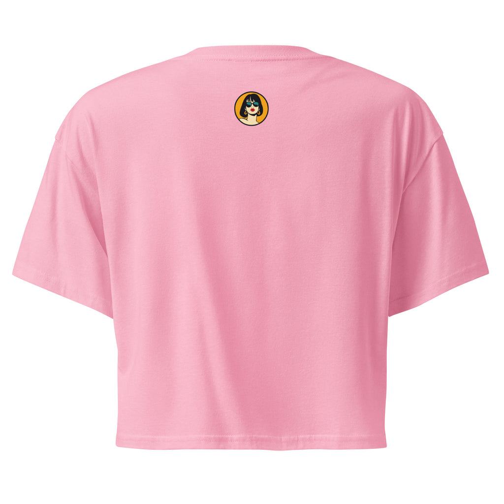 Ein "Bubblegum-Pink" farbenes, kurz geschnittenes Damen-T-Shirt (Crop Top) mit dem Text "i do MARATHONS on NETFLIX" auf der Vorderseite. Der Text "i do" und "on" ist in Pink, "MARATHONS" in Schwarz auf einem schwarzen Balken, und "NETFLIX" ebenfalls in Schwarz, umgeben von kleinen schwarzen Herzen und floralen Ranken.