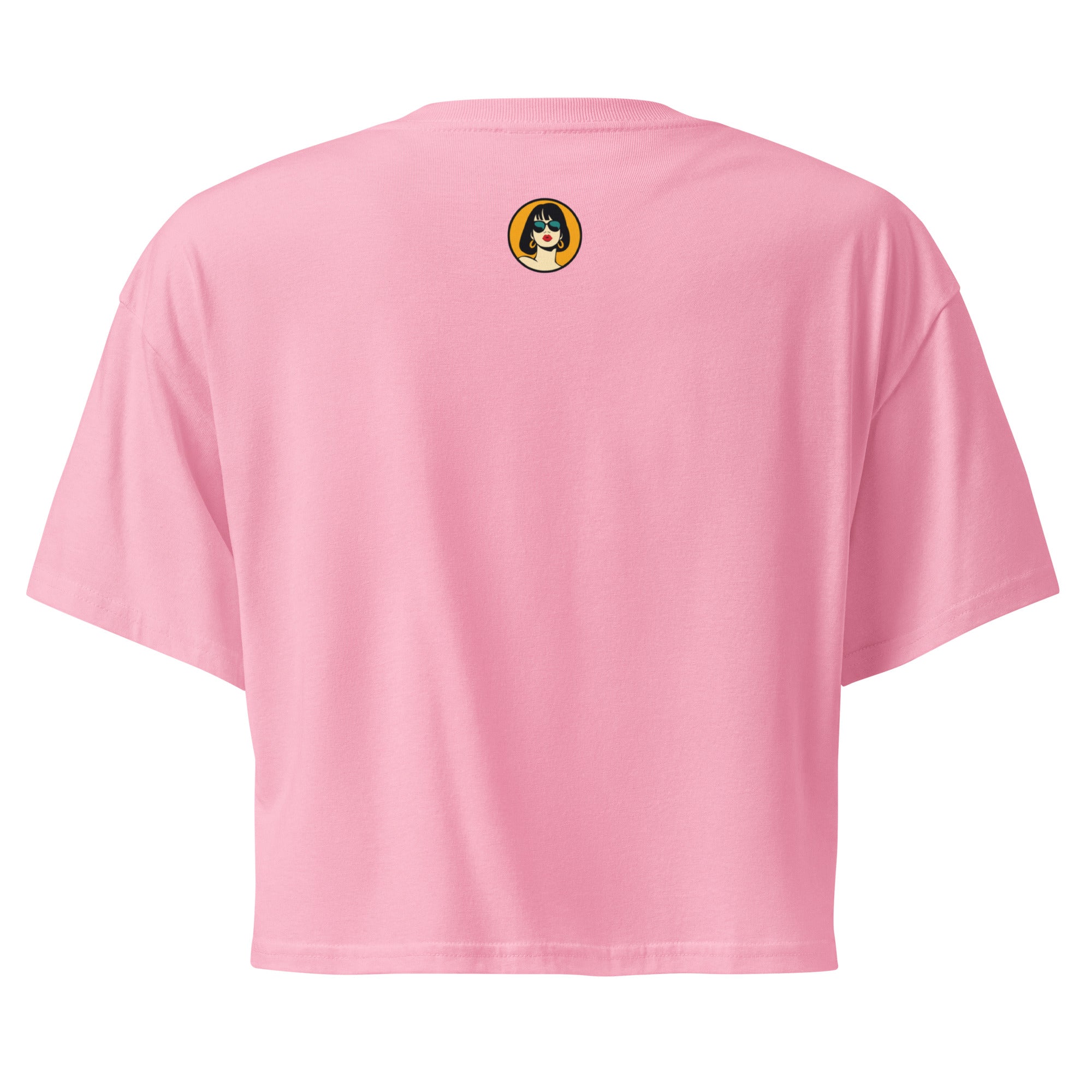 Ein "Bubblegum-Pink" farbenes, kurz geschnittenes Damen-T-Shirt (Crop Top) mit dem Text "i do MARATHONS on NETFLIX" auf der Vorderseite. Der Text "i do" und "on" ist in Pink, "MARATHONS" in Schwarz auf einem schwarzen Balken, und "NETFLIX" ebenfalls in Schwarz, umgeben von kleinen schwarzen Herzen und floralen Ranken.