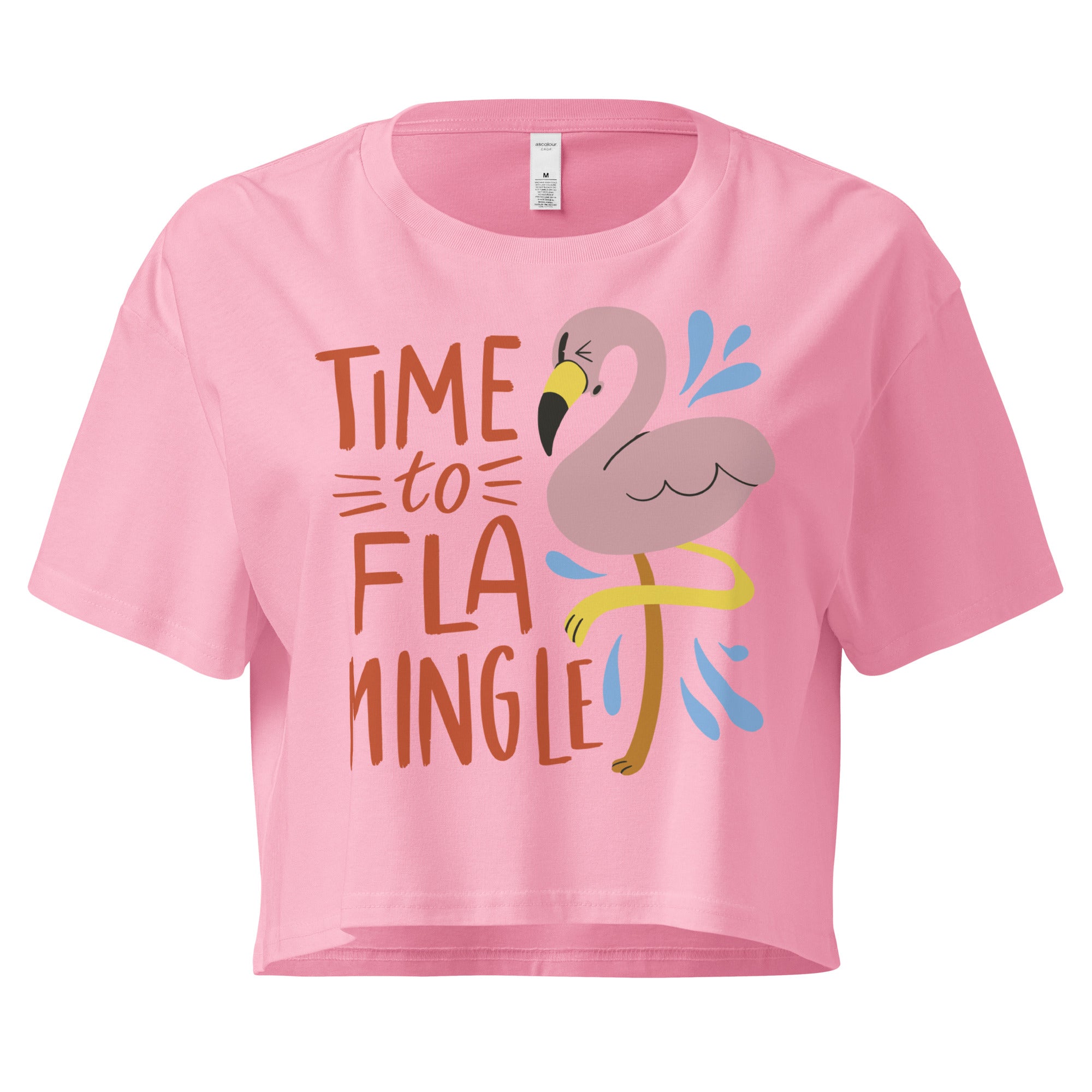 Ein  bubblegum farbenes kurz geschnittenes Damen-T-Shirt (Crop Top) mit einer Illustration eines rosa Flamingos mit gelbem Bein und kleinen blauen Wasserspritzern. Daneben steht der Text "TIME TO FLA MINGLE" in einem verspielten, handgeschriebenen Stil in Orange und Rot.