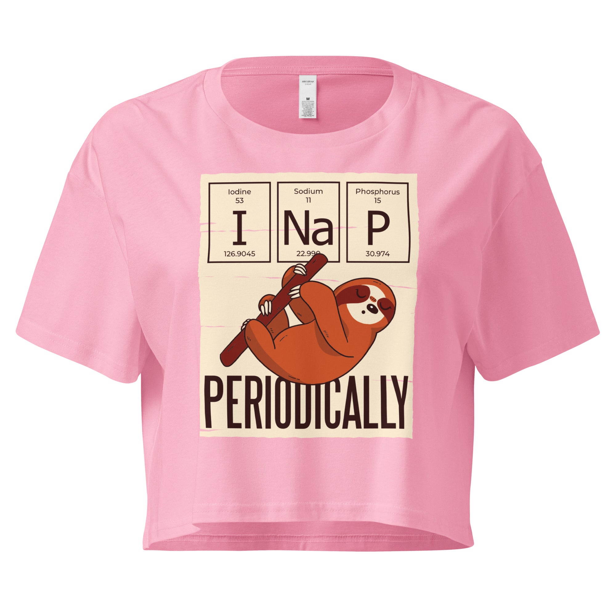 Ein bubblegum farbenes kurz geschnittenes Damen-T-Shirt (Crop Top) mit einer Illustration eines Faultiers, das an einem Ast hängt. Darüber befinden sich drei Felder im Stil des Periodensystems der Elemente mit den Symbolen "I" (Iodine), "Na" (Sodium) und "P" (Phosphorus), die zusammen "I Na P" bilden. Unter dem Faultier steht das Wort "PERIODICALLY". Der Hintergrund des Motivs ist hellbeige.