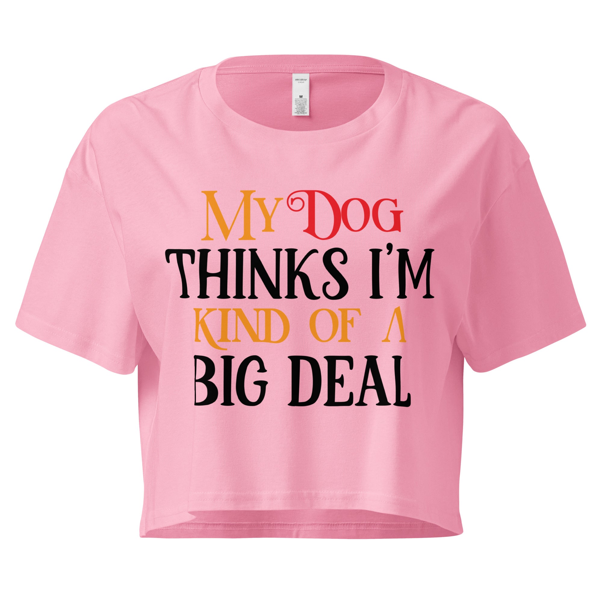 Ein bubblegum farbenes, kurz geschnittenes Damen-T-Shirt (Crop Top) mit dem Text "My Dog THINKS I'M KIND OF A BIG DEAL". Die Wörter "Dog" und "A" sind in Rot, "KIND OF" und "BIG" in Orange, und der restliche Text in Schwarz gehalten.