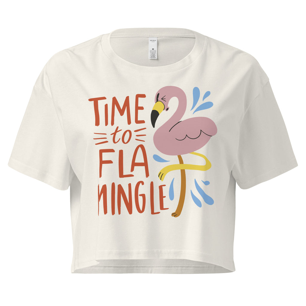 Ein  natur farbenes kurz geschnittenes Damen-T-Shirt (Crop Top) mit einer Illustration eines rosa Flamingos mit gelbem Bein und kleinen blauen Wasserspritzern. Daneben steht der Text "TIME TO FLA MINGLE" in einem verspielten, handgeschriebenen Stil in Orange und Rot.