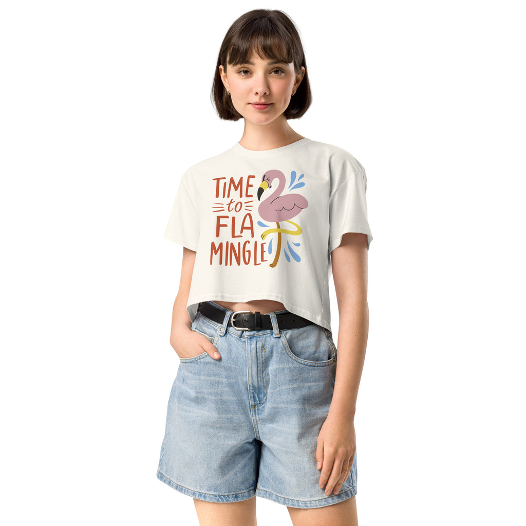 Ein  natur farbenes kurz geschnittenes Damen-T-Shirt (Crop Top) mit einer Illustration eines rosa Flamingos mit gelbem Bein und kleinen blauen Wasserspritzern. Daneben steht der Text "TIME TO FLA MINGLE" in einem verspielten, handgeschriebenen Stil in Orange und Rot.