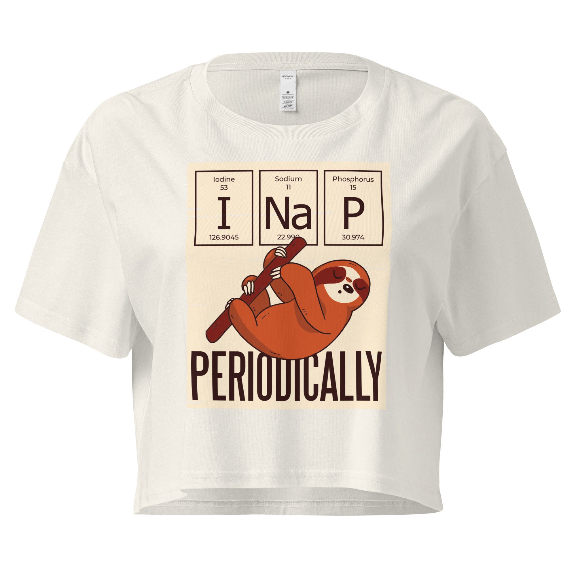 Ein ecru farbenes kurz geschnittenes Damen-T-Shirt (Crop Top) mit einer Illustration eines Faultiers, das an einem Ast hängt. Darüber befinden sich drei Felder im Stil des Periodensystems der Elemente mit den Symbolen "I" (Iodine), "Na" (Sodium) und "P" (Phosphorus), die zusammen "I Na P" bilden. Unter dem Faultier steht das Wort "PERIODICALLY". Der Hintergrund des Motivs ist hellbeige.