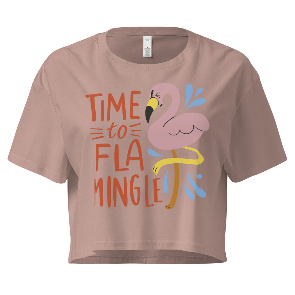 Ein  hazy-pink farbenes kurz geschnittenes Damen-T-Shirt (Crop Top) mit einer Illustration eines rosa Flamingos mit gelbem Bein und kleinen blauen Wasserspritzern. Daneben steht der Text "TIME TO FLA MINGLE" in einem verspielten, handgeschriebenen Stil in Orange und Rot.