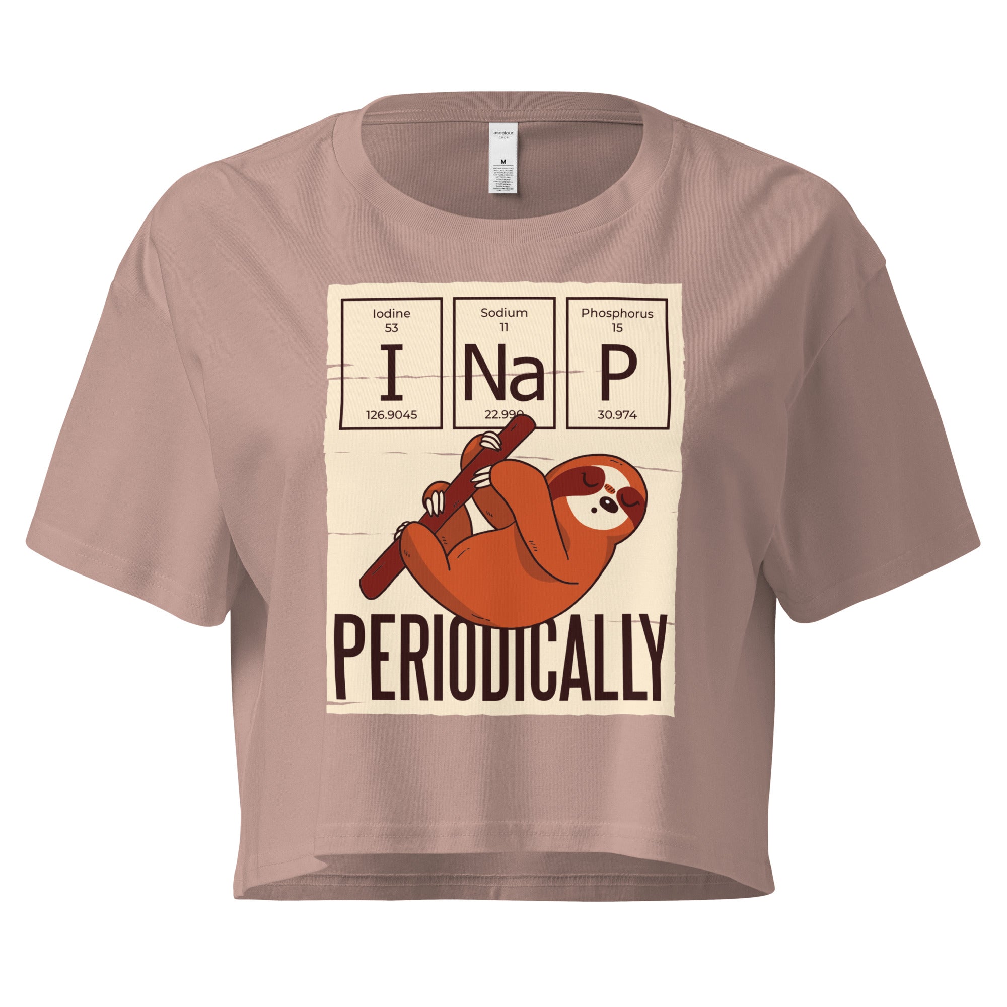 Ein hazy-pink farbenes kurz geschnittenes Damen-T-Shirt (Crop Top) mit einer Illustration eines Faultiers, das an einem Ast hängt. Darüber befinden sich drei Felder im Stil des Periodensystems der Elemente mit den Symbolen "I" (Iodine), "Na" (Sodium) und "P" (Phosphorus), die zusammen "I Na P" bilden. Unter dem Faultier steht das Wort "PERIODICALLY". Der Hintergrund des Motivs ist hellbeige.
