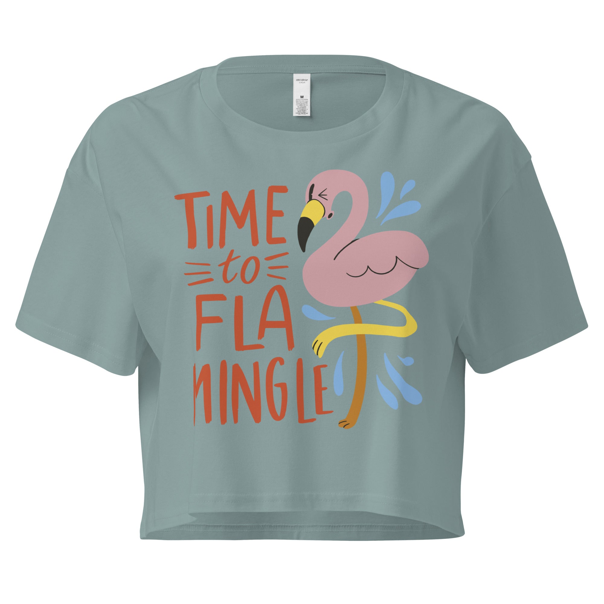 Ein mineral farbenes kurz geschnittenes Damen-T-Shirt (Crop Top) mit einer Illustration eines rosa Flamingos mit gelbem Bein und kleinen blauen Wasserspritzern. Daneben steht der Text "TIME TO FLA MINGLE" in einem verspielten, handgeschriebenen Stil in Orange und Rot.
