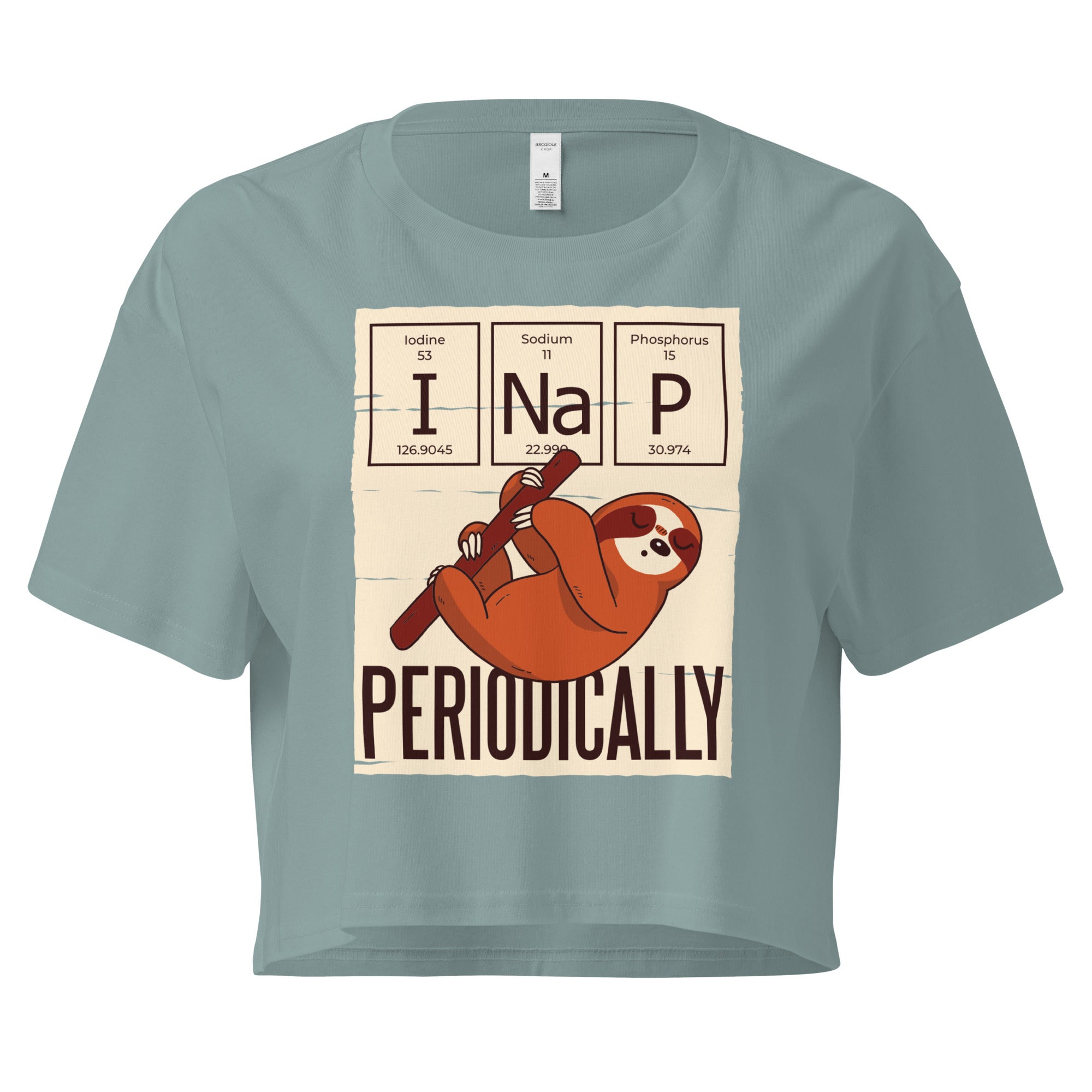 Ein mineral farbenes kurz geschnittenes Damen-T-Shirt (Crop Top) mit einer Illustration eines Faultiers, das an einem Ast hängt. Darüber befinden sich drei Felder im Stil des Periodensystems der Elemente mit den Symbolen "I" (Iodine), "Na" (Sodium) und "P" (Phosphorus), die zusammen "I Na P" bilden. Unter dem Faultier steht das Wort "PERIODICALLY". Der Hintergrund des Motivs ist hellbeige.