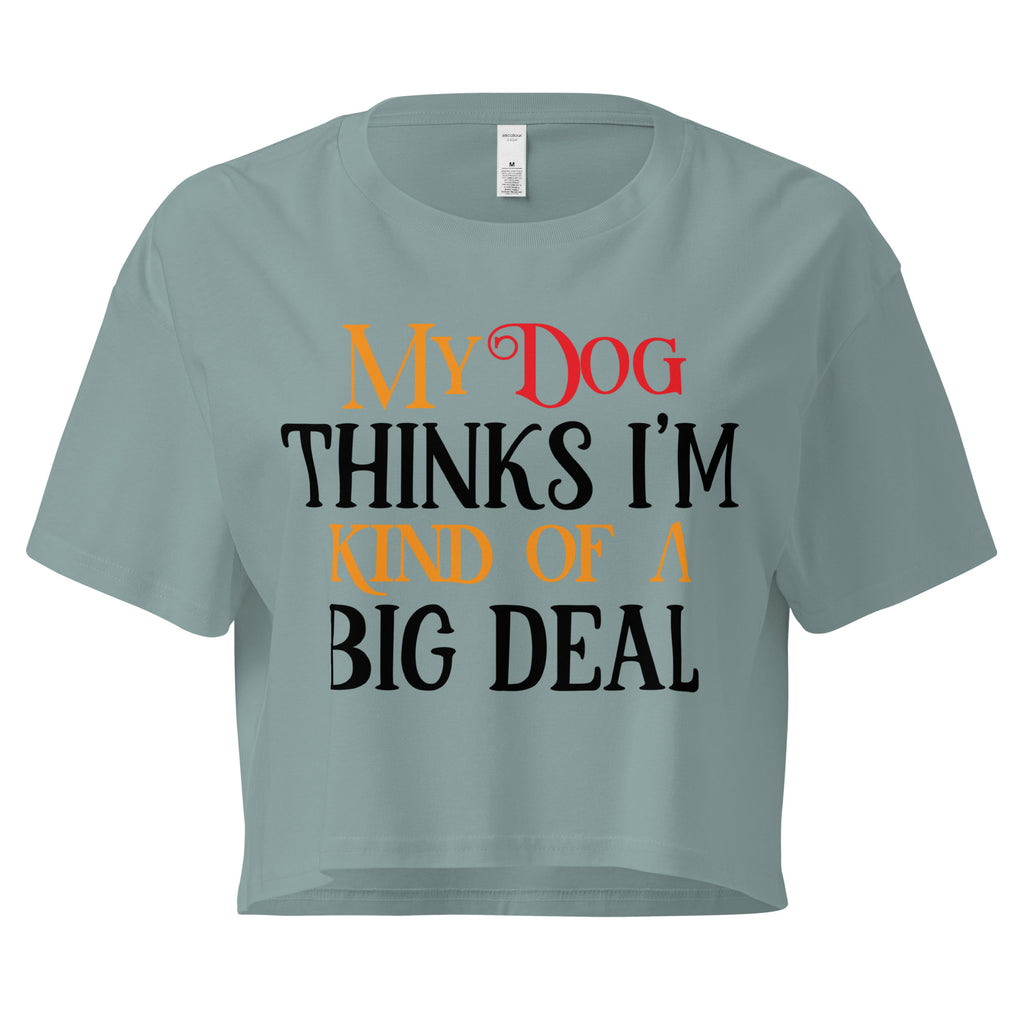 Ein mineralfarbenes, kurz geschnittenes Damen-T-Shirt (Crop Top) mit dem Text "My Dog THINKS I'M KIND OF A BIG DEAL". Die Wörter "Dog" und "A" sind in Rot, "KIND OF" und "BIG" in Orange, und der restliche Text in Schwarz gehalten.