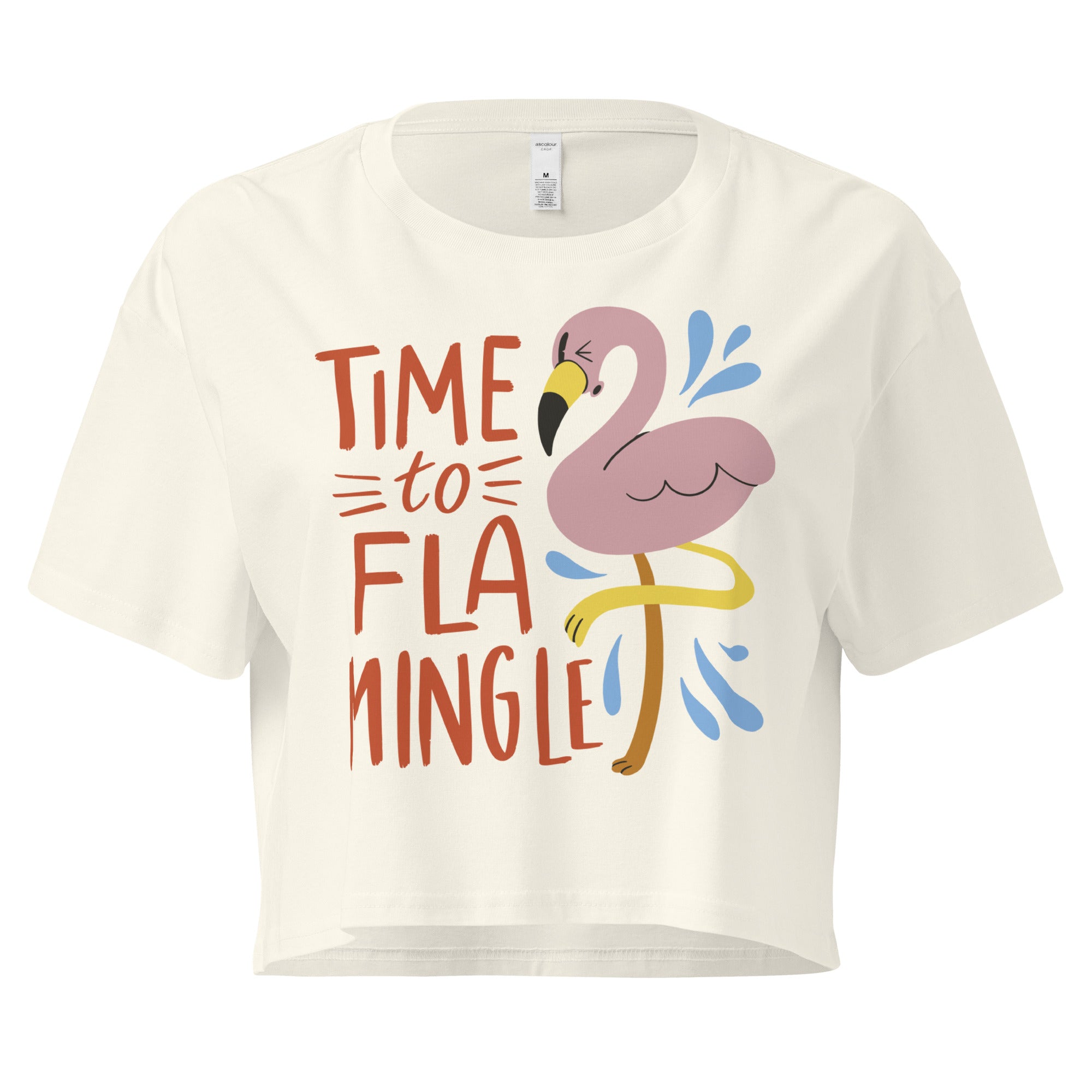 Ein  natur farbenes kurz geschnittenes Damen-T-Shirt (Crop Top) mit einer Illustration eines rosa Flamingos mit gelbem Bein und kleinen blauen Wasserspritzern. Daneben steht der Text "TIME TO FLA MINGLE" in einem verspielten, handgeschriebenen Stil in Orange und Rot.