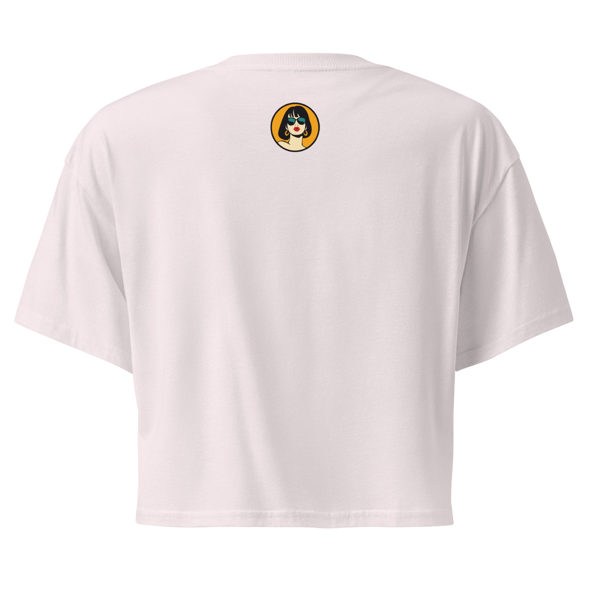 Ein orchid farbenes kurz geschnittenes Damen-T-Shirt (Crop Top) mit einer Illustration einer kleinen, lächelnden Figur in einem gelben Blumentopf. Um den Blumentopf herum sind mehrere große, rosa Blüten und grüne Blätter. Der Text "GOOD THINGS COME IN SMALL FLOWER POTS" ist in einem Bogen um das Motiv herum angeordnet, mit kleinen Sternen und Punkten.