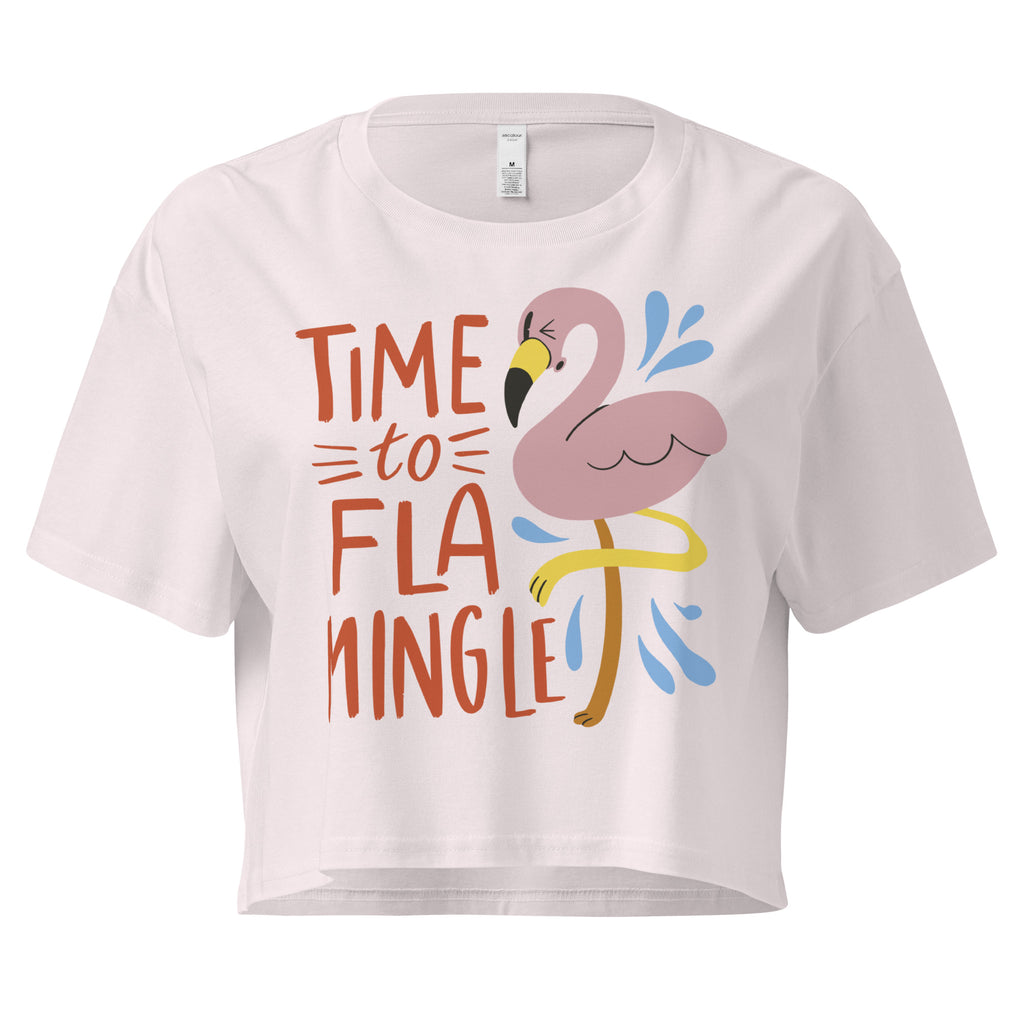 Ein orchid farbenes kurz geschnittenes Damen-T-Shirt (Crop Top) mit einer Illustration eines rosa Flamingos mit gelbem Bein und kleinen blauen Wasserspritzern. Daneben steht der Text "TIME TO FLA MINGLE" in einem verspielten, handgeschriebenen Stil in Orange und Rot.