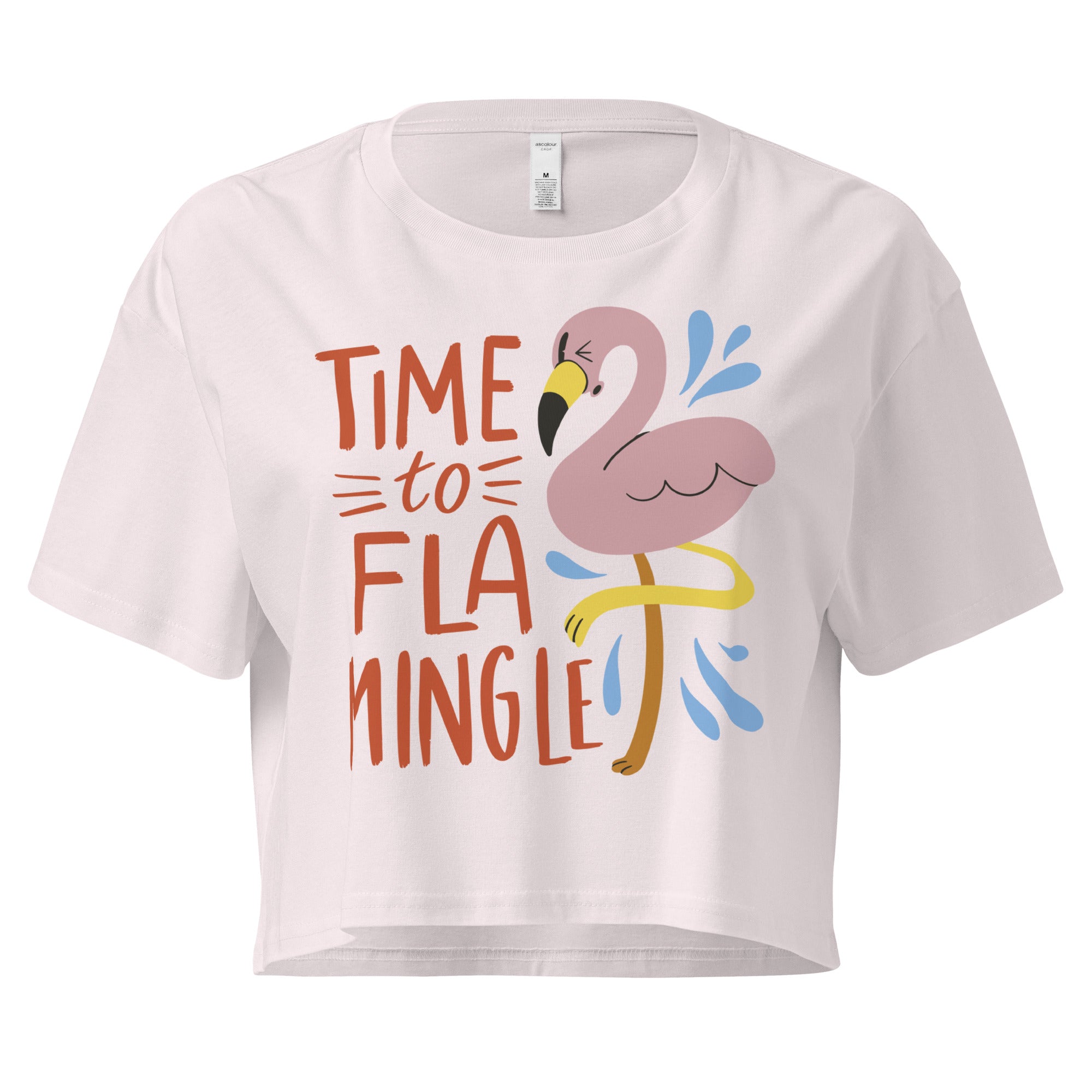 Ein orchid farbenes kurz geschnittenes Damen-T-Shirt (Crop Top) mit einer Illustration eines rosa Flamingos mit gelbem Bein und kleinen blauen Wasserspritzern. Daneben steht der Text "TIME TO FLA MINGLE" in einem verspielten, handgeschriebenen Stil in Orange und Rot.