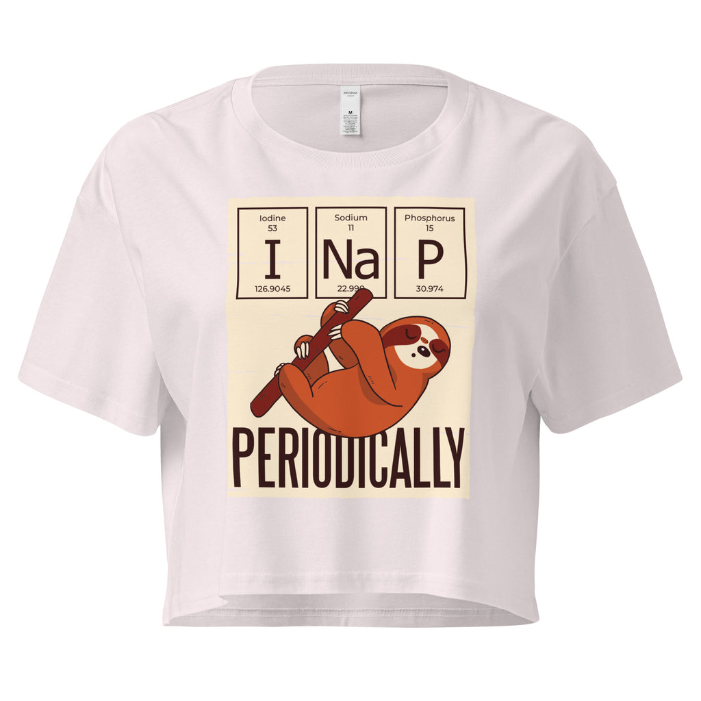 Ein orchid farbenes kurz geschnittenes Damen-T-Shirt (Crop Top) mit einer Illustration eines Faultiers, das an einem Ast hängt. Darüber befinden sich drei Felder im Stil des Periodensystems der Elemente mit den Symbolen "I" (Iodine), "Na" (Sodium) und "P" (Phosphorus), die zusammen "I Na P" bilden. Unter dem Faultier steht das Wort "PERIODICALLY". Der Hintergrund des Motivs ist hellbeige.