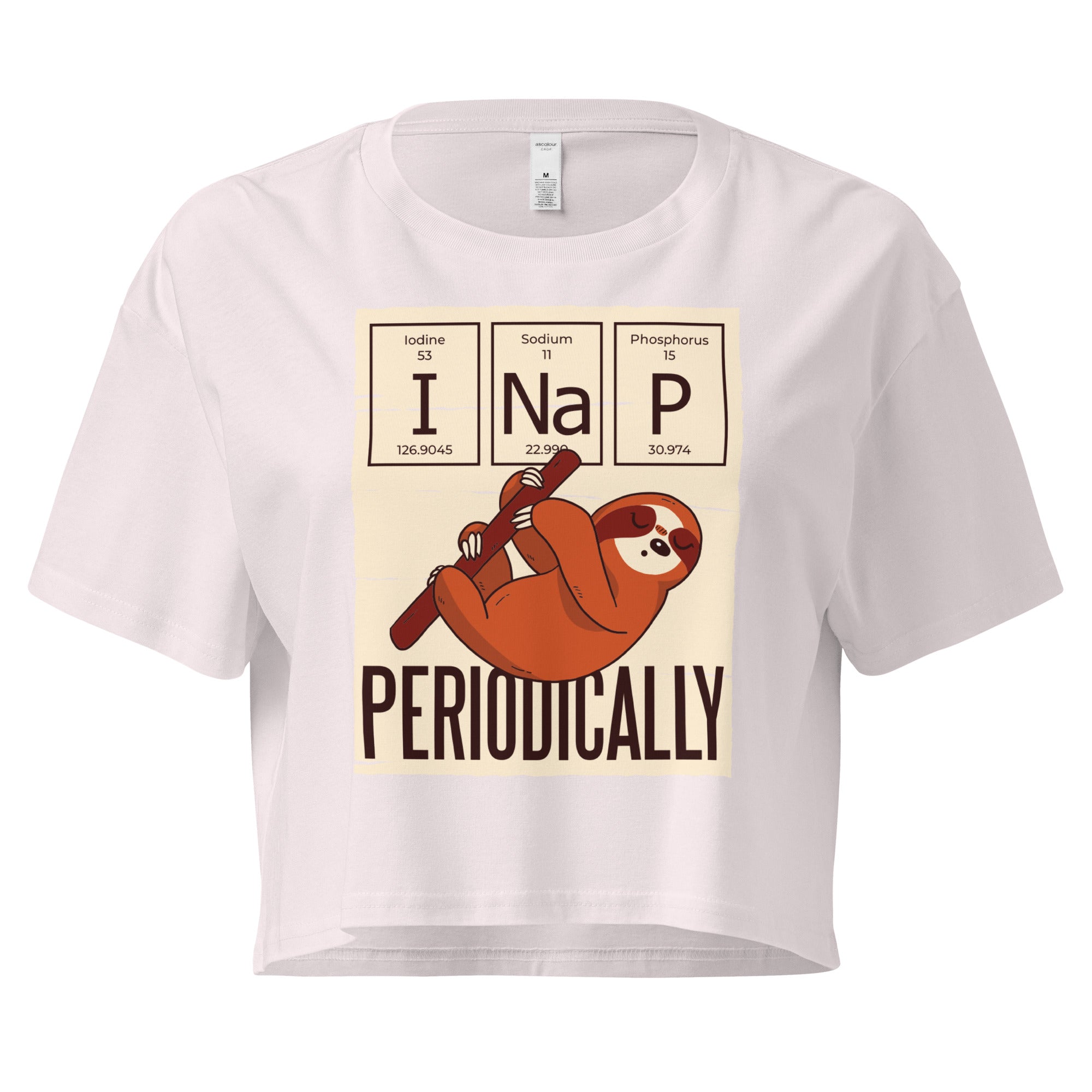 Ein orchid farbenes kurz geschnittenes Damen-T-Shirt (Crop Top) mit einer Illustration eines Faultiers, das an einem Ast hängt. Darüber befinden sich drei Felder im Stil des Periodensystems der Elemente mit den Symbolen "I" (Iodine), "Na" (Sodium) und "P" (Phosphorus), die zusammen "I Na P" bilden. Unter dem Faultier steht das Wort "PERIODICALLY". Der Hintergrund des Motivs ist hellbeige.