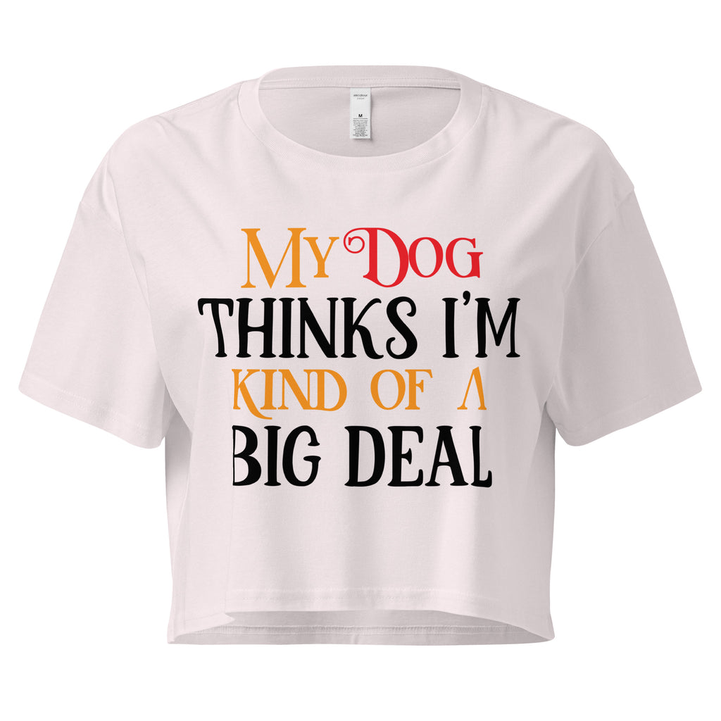 Ein orchid farbenes, kurz geschnittenes Damen-T-Shirt (Crop Top) mit dem Text "My Dog THINKS I'M KIND OF A BIG DEAL". Die Wörter "Dog" und "A" sind in Rot, "KIND OF" und "BIG" in Orange, und der restliche Text in Schwarz gehalten.