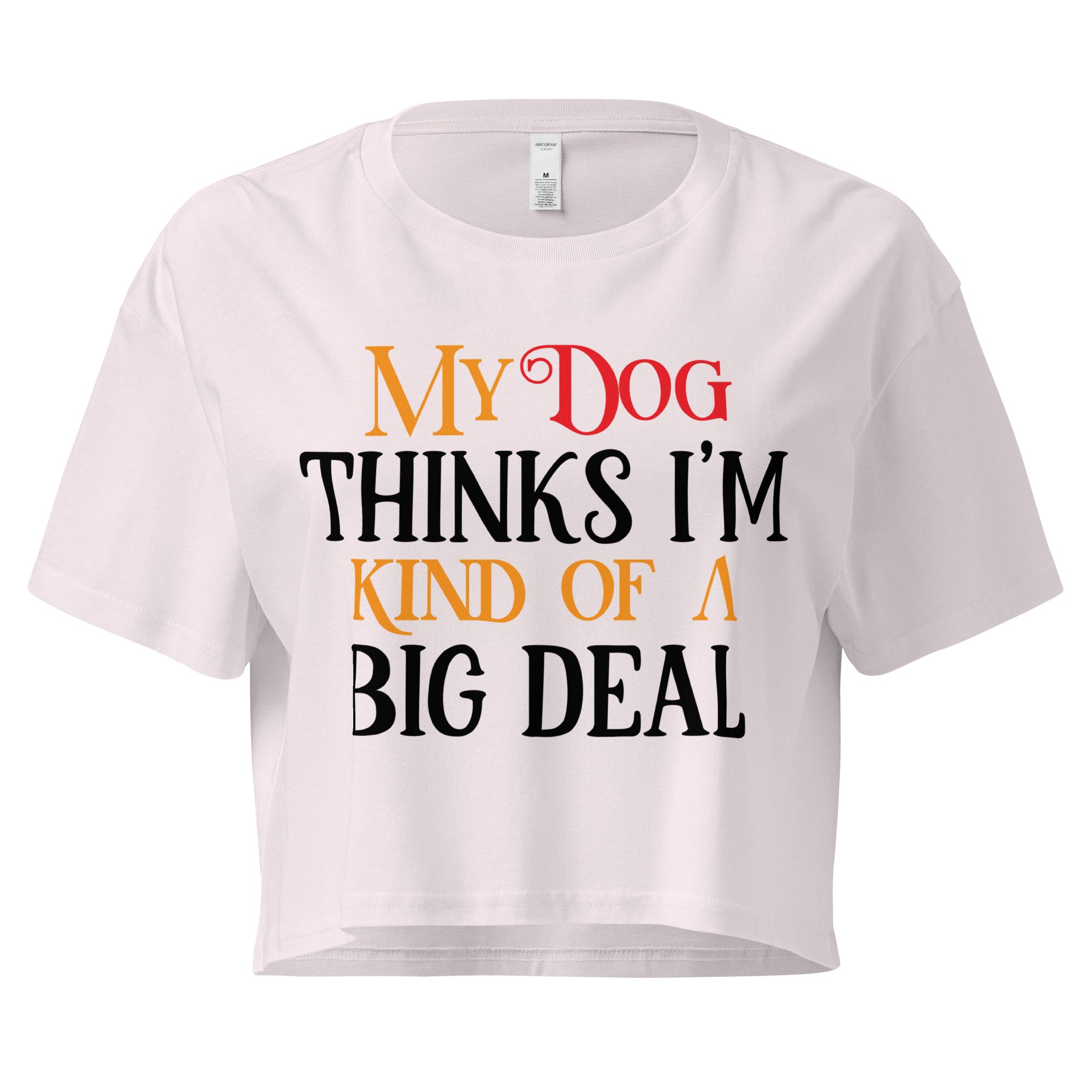 Ein orchid farbenes, kurz geschnittenes Damen-T-Shirt (Crop Top) mit dem Text "My Dog THINKS I'M KIND OF A BIG DEAL". Die Wörter "Dog" und "A" sind in Rot, "KIND OF" und "BIG" in Orange, und der restliche Text in Schwarz gehalten.