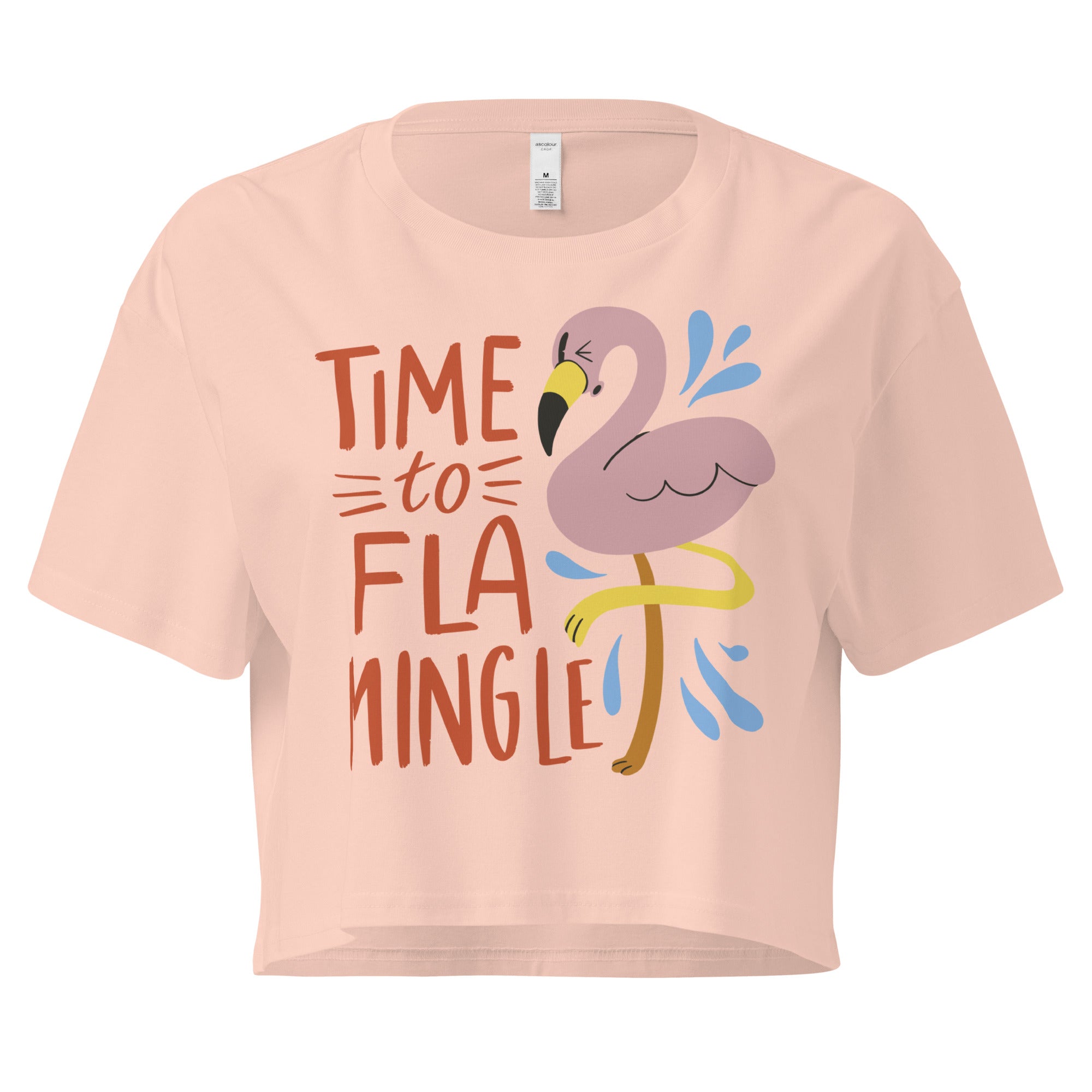 Ein pale-pink farbenes kurz geschnittenes Damen-T-Shirt (Crop Top) mit einer Illustration eines rosa Flamingos mit gelbem Bein und kleinen blauen Wasserspritzern. Daneben steht der Text "TIME TO FLA MINGLE" in einem verspielten, handgeschriebenen Stil in Orange und Rot.