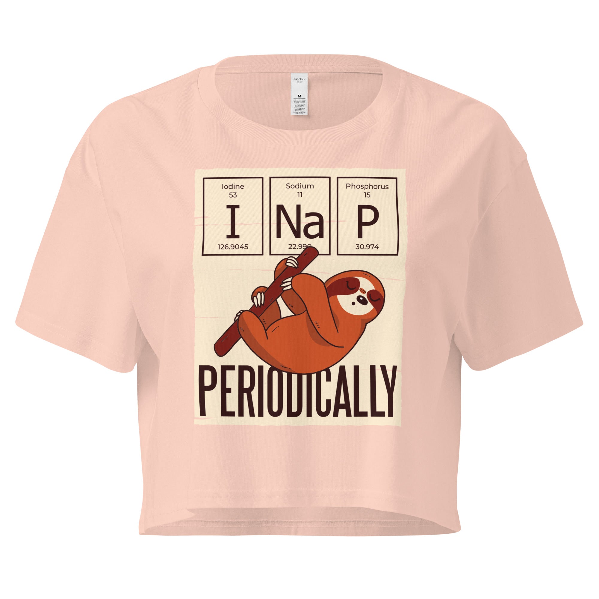 Ein pale pink farbenes kurz geschnittenes Damen-T-Shirt (Crop Top) mit einer Illustration eines Faultiers, das an einem Ast hängt. Darüber befinden sich drei Felder im Stil des Periodensystems der Elemente mit den Symbolen "I" (Iodine), "Na" (Sodium) und "P" (Phosphorus), die zusammen "I Na P" bilden. Unter dem Faultier steht das Wort "PERIODICALLY". Der Hintergrund des Motivs ist hellbeige.
