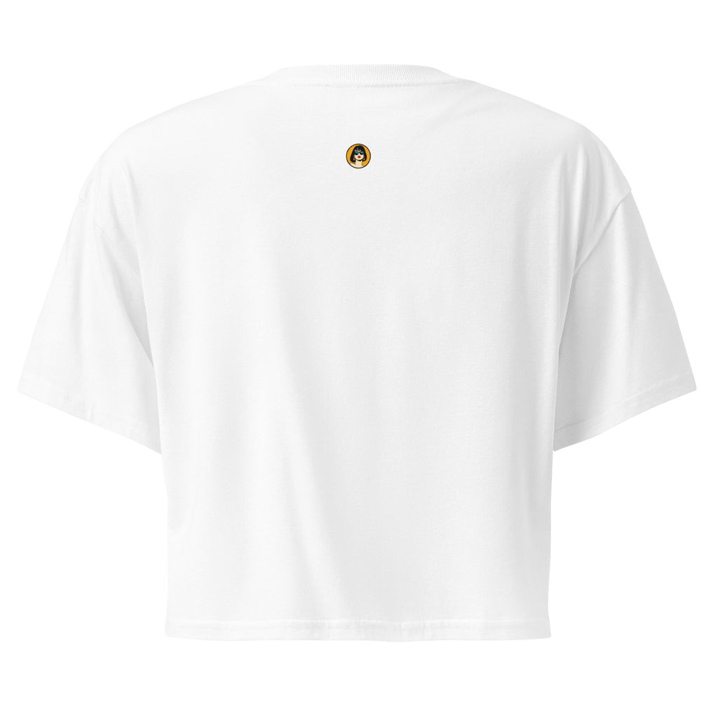 Ein weißes kurz geschnittenes Damen-T-Shirt (Crop Top) mit einer Retro-Illustration einer blonden Frau mit Sonnenbrille und gestreiftem Bikini, die entspannt am Strand liegt und telefoniert. Über ihr ist eine Sprechblase mit dem Text "BEACH called and I picked UP!" zu sehen. Der Hintergrund zeigt Sand und Meer.