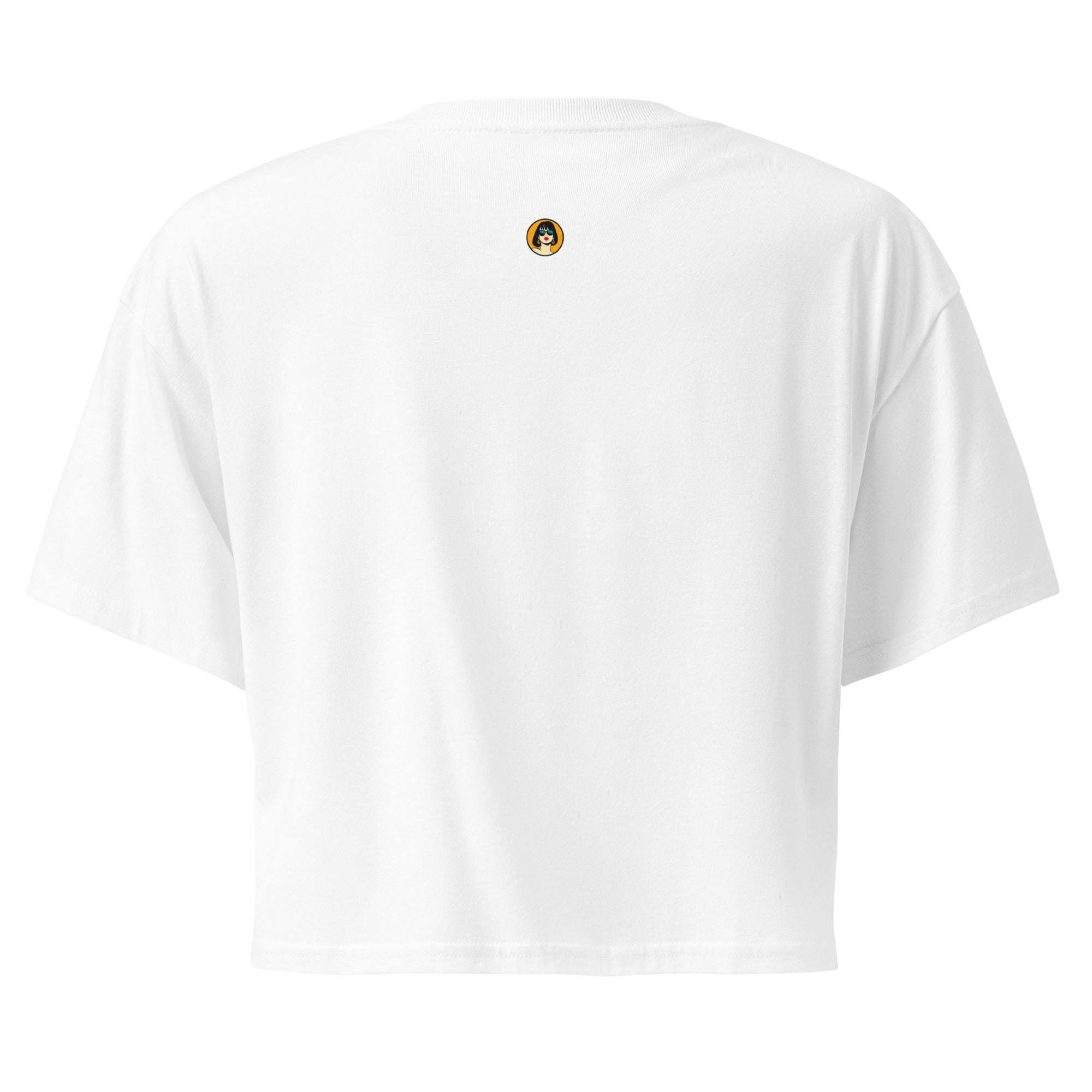 Ein weißes kurz geschnittenes Damen-T-Shirt (Crop Top) mit einer Retro-Illustration einer blonden Frau mit Sonnenbrille und gestreiftem Bikini, die entspannt am Strand liegt und telefoniert. Über ihr ist eine Sprechblase mit dem Text "BEACH called and I picked UP!" zu sehen. Der Hintergrund zeigt Sand und Meer.