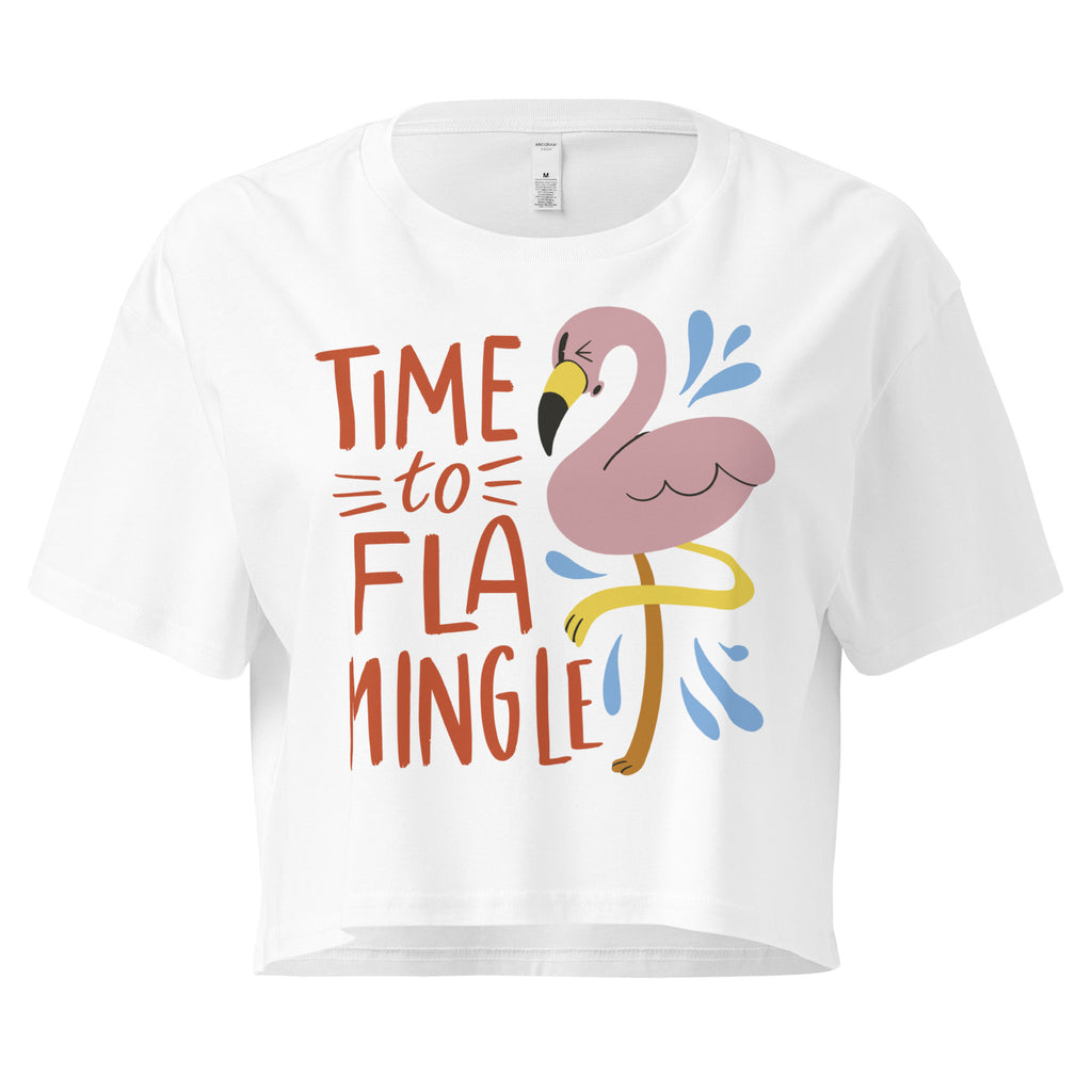 Ein weißes kurz geschnittenes Damen-T-Shirt (Crop Top) mit einer Illustration eines rosa Flamingos mit gelbem Bein und kleinen blauen Wasserspritzern. Daneben steht der Text "TIME TO FLA MINGLE" in einem verspielten, handgeschriebenen Stil in Orange und Rot.