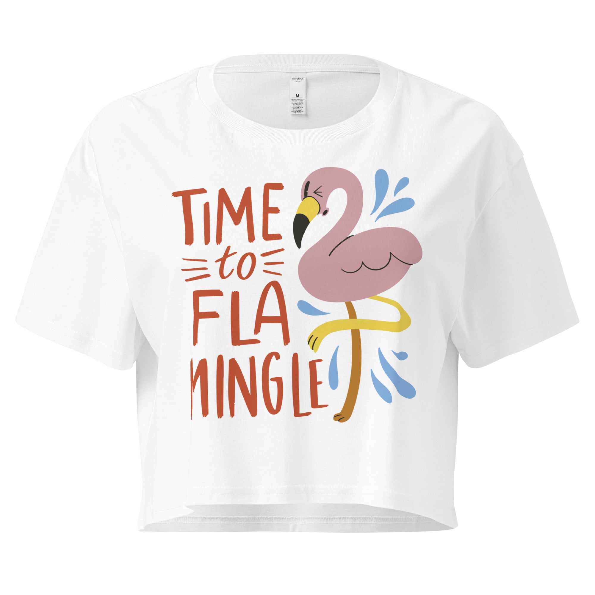 Ein weißes kurz geschnittenes Damen-T-Shirt (Crop Top) mit einer Illustration eines rosa Flamingos mit gelbem Bein und kleinen blauen Wasserspritzern. Daneben steht der Text "TIME TO FLA MINGLE" in einem verspielten, handgeschriebenen Stil in Orange und Rot.