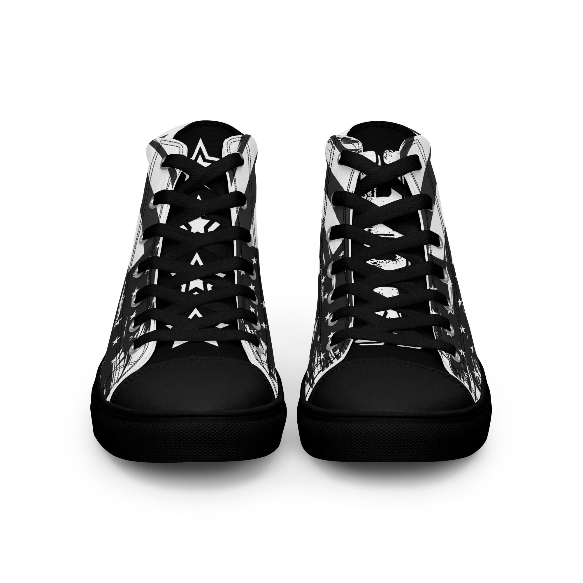 Ein Paar  High-Top Canvas Schuhe Ansicht von vorne in schwarz mit einem Schwarz-Weiß-Design, das an die USA-Flagge erinnert. Beide Schuhe haben eine schwarze Schuhzunge; die linke trägt den weißen College-Schriftzug "USA" und die rechte vier weiße doppelten Sterne. Schuhsohle, Fusskappe und Schnürsenkel sind schwarz. Designed, by Just a Girl.
