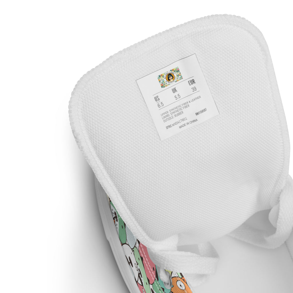 Schuhzungen Innenansicht mit Grössenangabe sowie Logo der weißen High-Top-Sneaker mit einem dichten, sich wiederholenden Muster aus stilisierten, farbenfrohen Cartoon-Köpfen von Tieren oder fantastischen Kreaturen in Tönen wie Gelb, Grün, Rosa, Orange und Hellblau. Die Schnürsenkel und Zehenkappen sind weiß. Designed, by Just a Girl.
