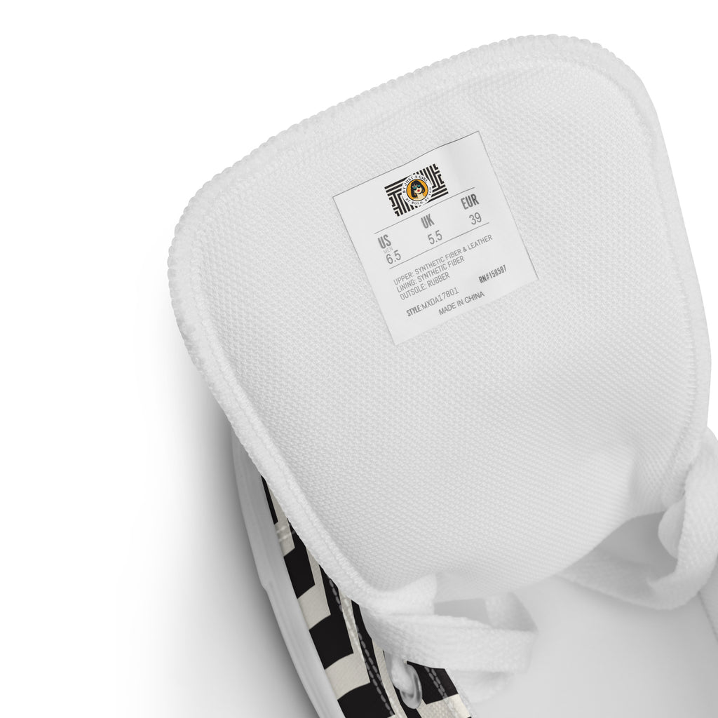 Schuhzungen Innenansicht für Grössenangabe und Logo der weißen High-Top-Sneaker mit einem grafischen Muster aus diagonal verlaufenden, breiten schwarzen und weißen Streifen, die an der Seite einen Chevron-Effekt (Zickzack) bilden. Die Schnürsenkel und Zehenkappen sind weiß. Designed, by Just a Girl.ct mockup