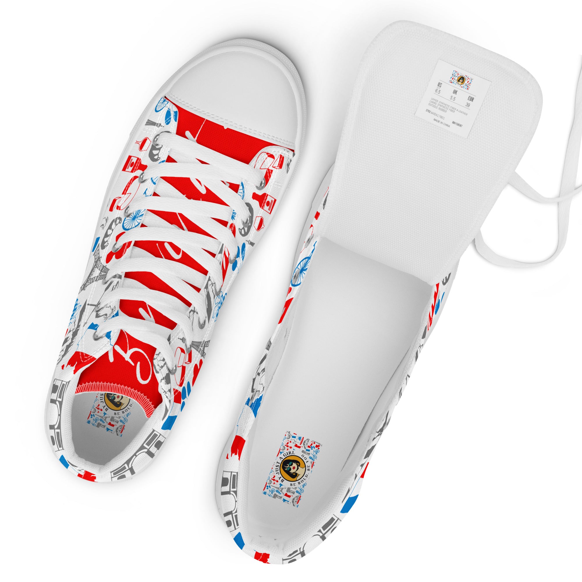Ansicht von oben der High-Top Canvas Schuhe für Damen, linker Schuh geschlossen mit Sicht auf Schrift der roten Schuhzunge "Bon Vivant". Rechter Schuh offen mit Sicht auf das bedruckt mit einem bunten Muster aus Pariser Motiven wie dem Eiffelturm und Fahrrädern. Die linke Schuhzunge ist rot mit einem weißen Schriftzug "Bon vivant". Der rechte Schuh ist offen mit Sicht auf das Fussbett mit Logo.  Die Schuhsohle, Fusskappe und Schnürsenkel sind weiß. Designed, by Just a Girl.