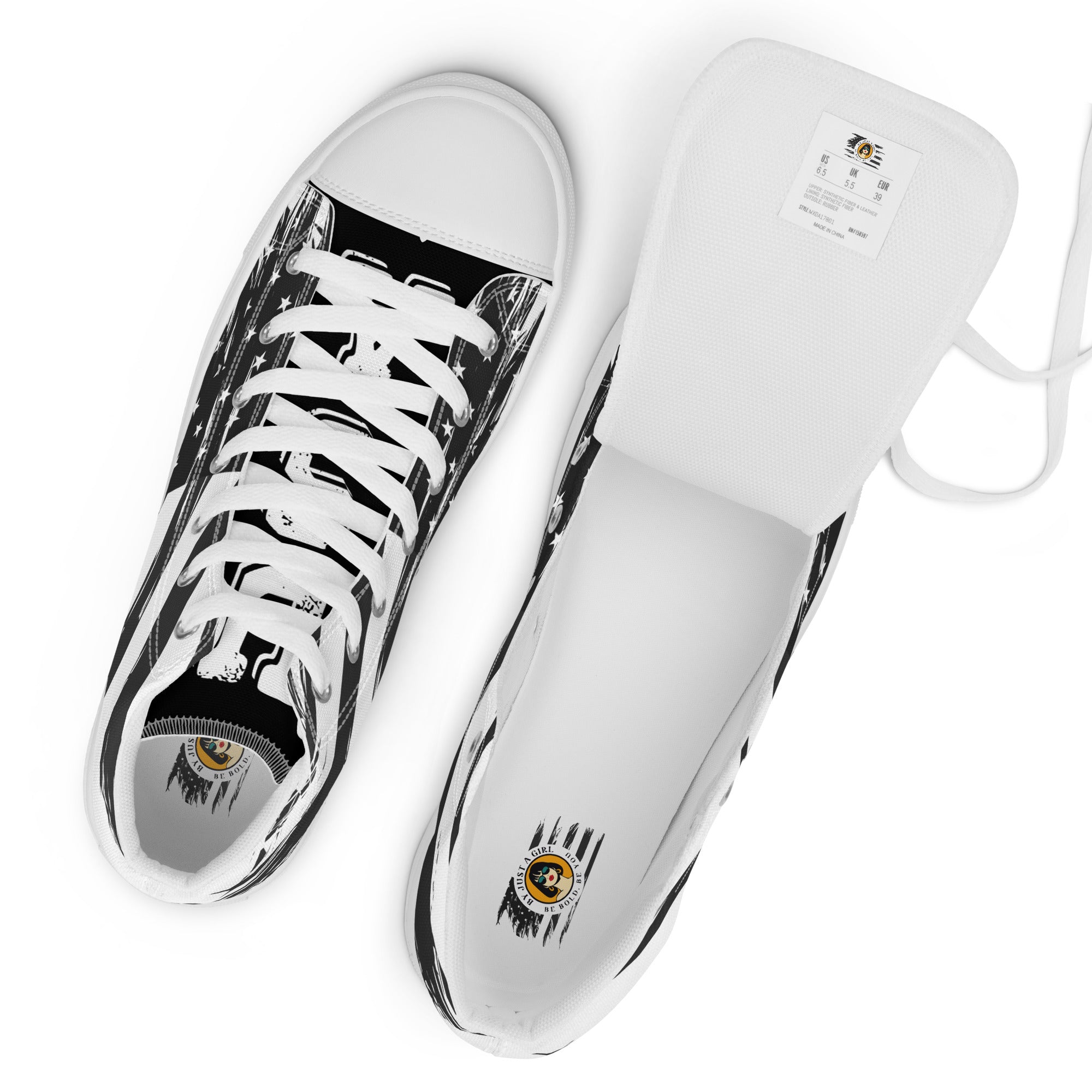 Ein Paar  High-Top Canvas Schuhe Ansicht von oben linker Schuh geschlossen mit Sicht auf die Schuhzunge mit USA College Schrift und rechter Schuh offen mit Sicht auf das Fussbett mit Logo Ansicht.  Designed, by Just a Girl.