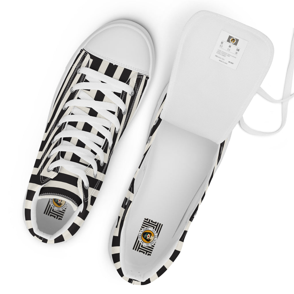 Ansicht von oben der  weißen High-Top-Sneaker mit einem grafischen Muster aus diagonal verlaufenden, breiten schwarzen und weißen Streifen, die an der Seite einen Chevron-Effekt (Zickzack) bilden. Die Schnürsenkel und Zehenkappen sind weiß. Designed, by Just a Girl.