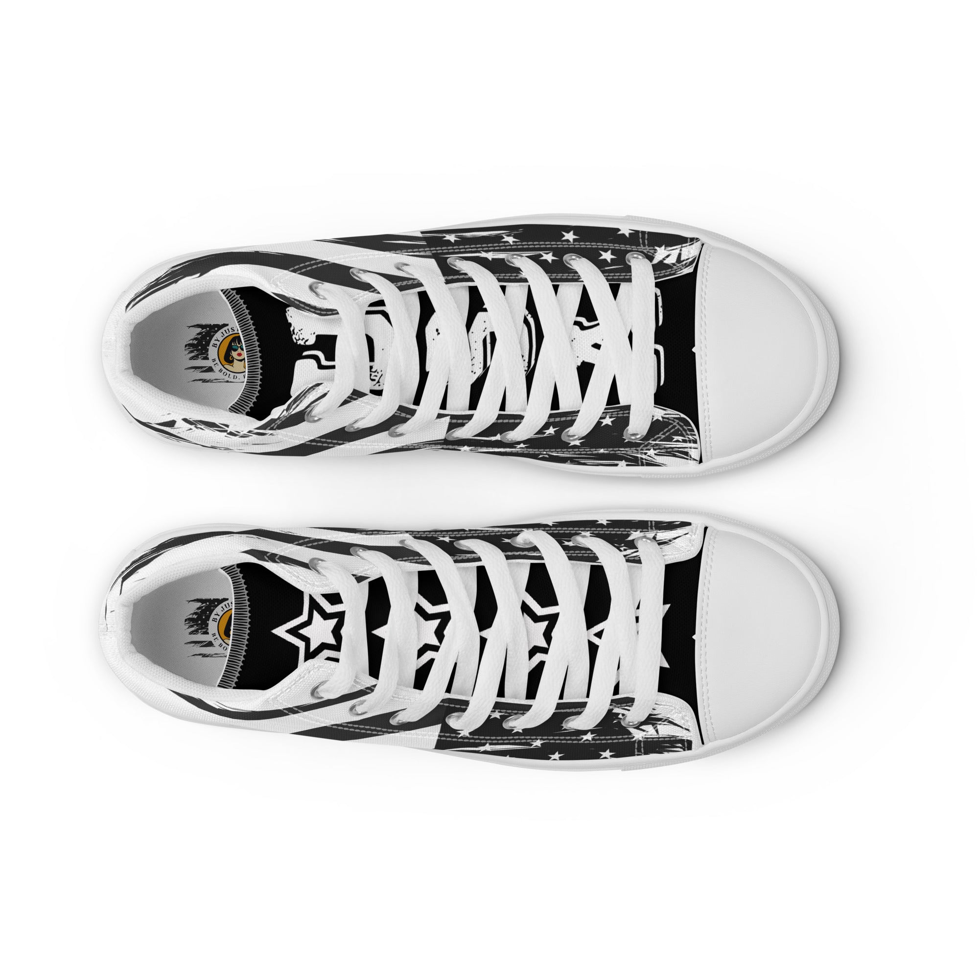Ein Paar High-Top Canvas Schuhe Ansicht von oben geschlossen mit einem Schwarz-Weiß-Design, das an die USA-Flagge erinnert. Beide Schuhe haben eine schwarze Schuhzunge; die linke trägt den weißen College-Schriftzug "USA" und die rechte vier weiße doppelten Sterne. Die Schuhsohle, Fusskappe und Schnürsenkel sind weiß. Designed, by Just a Girl.