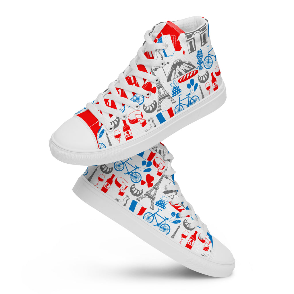 Ein Paar schwebende High-Top Canvas Schuhe für Damen, bedruckt mit einem bunten Muster aus Pariser Motiven wie dem Eiffelturm und Fahrrädern. Die linke Schuhzunge ist rot mit einem weißen Schriftzug "Bon vivant", die rechte ist blau mit dem weißen Schriftzug "Paris". Die Schuhsohle, Fusskappe und Schnürsenkel sind weiß. Designed, by Just a Girl