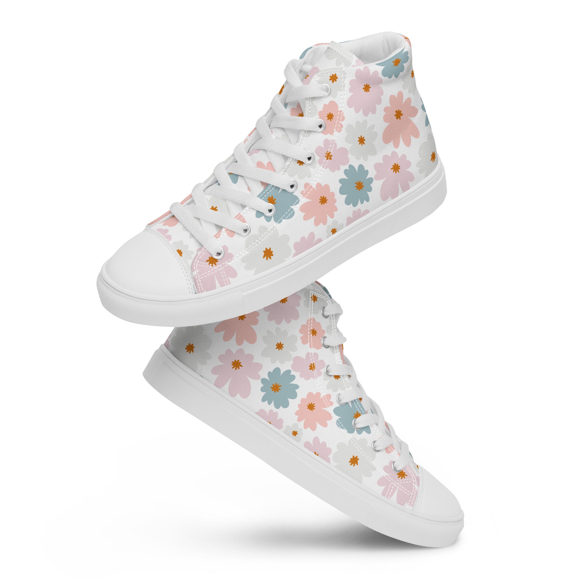 Zwei schwebende weiße High-Top-Sneaker mit einem Blumenmuster in Pastellfarben (Rosa, Apricot, beige und petrolfaben). Die Schnürsenkel und Zehenkappen sind weiß Designed, by Just a Girl.