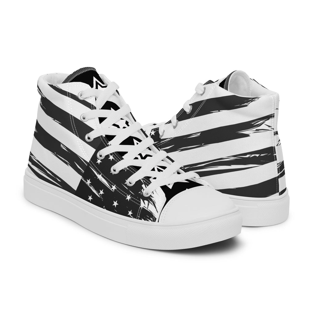 Ein Paar gegensätzliche Anzeigende High-Top Canvas Schuhe mit einem Schwarz-Weiß-Design, das an die USA-Flagge erinnert. Beide Schuhe haben eine schwarze Schuhzunge; die linke trägt den weißen College-Schriftzug "USA" und die rechte vier weiße doppelten Sterne. Die Schuhsohle, Fusskappe und Schnürsenkel sind weiß. Designed, by Just a Girl.